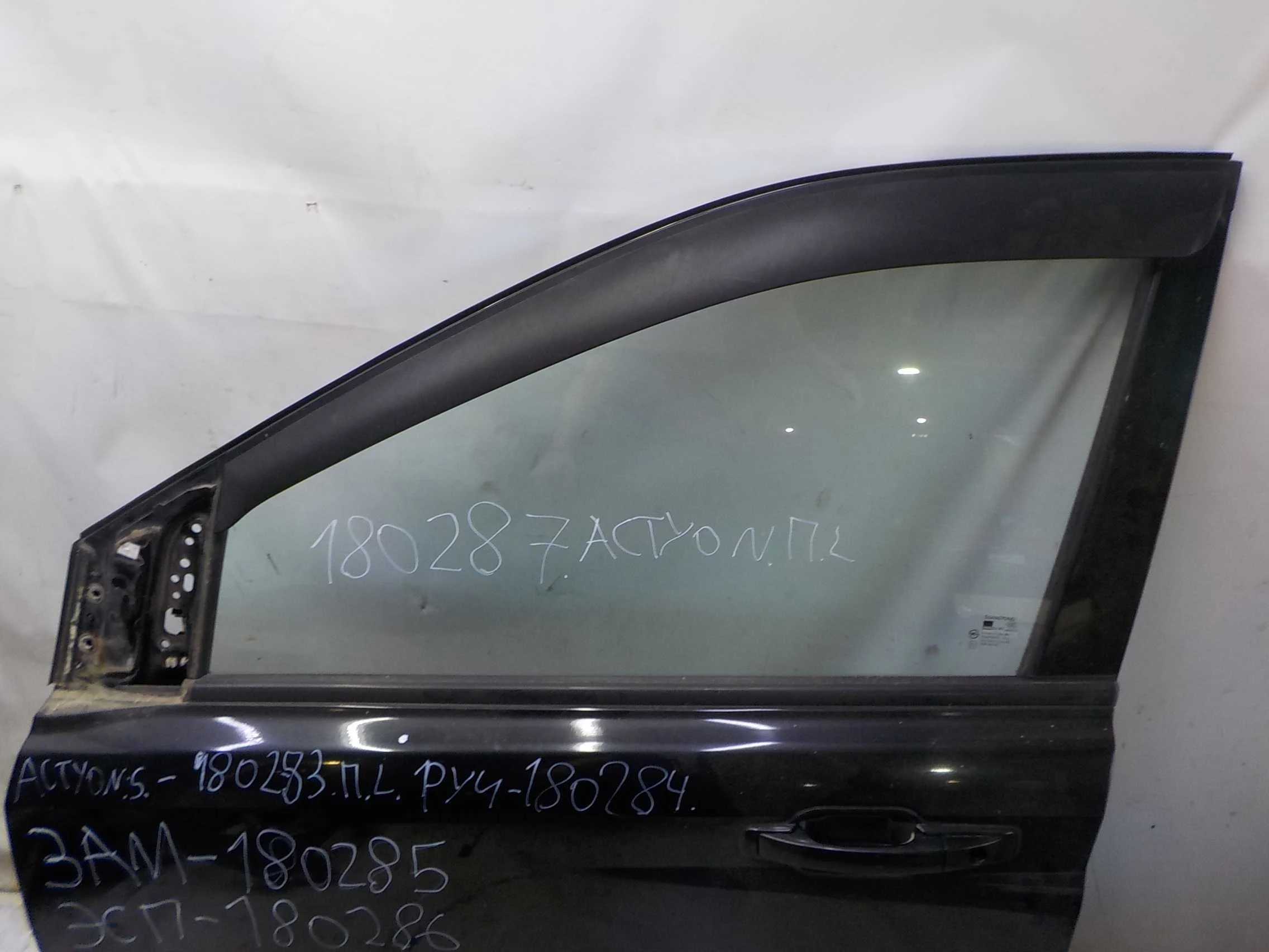 стекло SsangYong Kyron I (2005—2007) Перед Лево