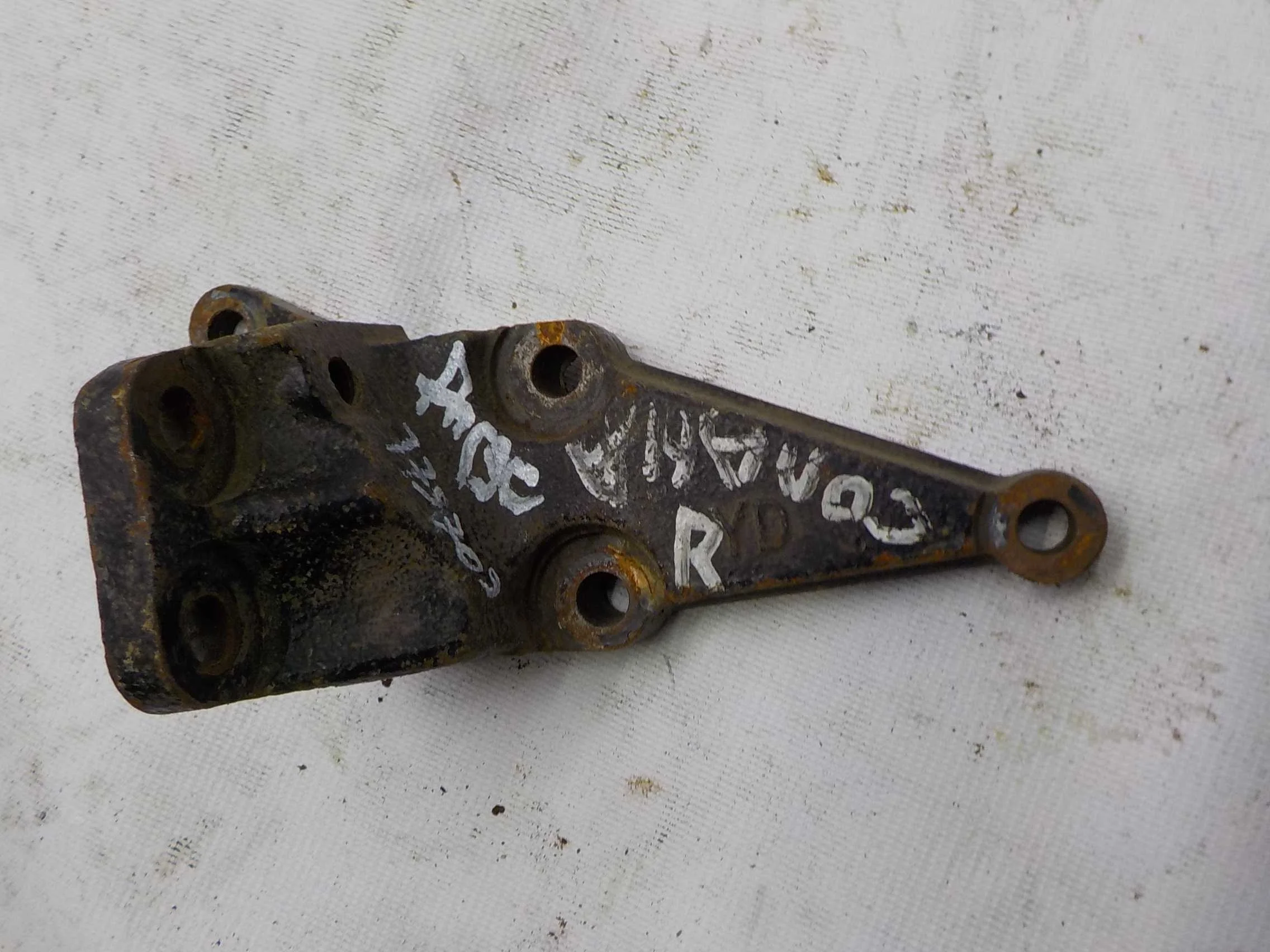 Кронштейн опоры двигателя Toyota Corolla Spacio II (2001—2007)  Право