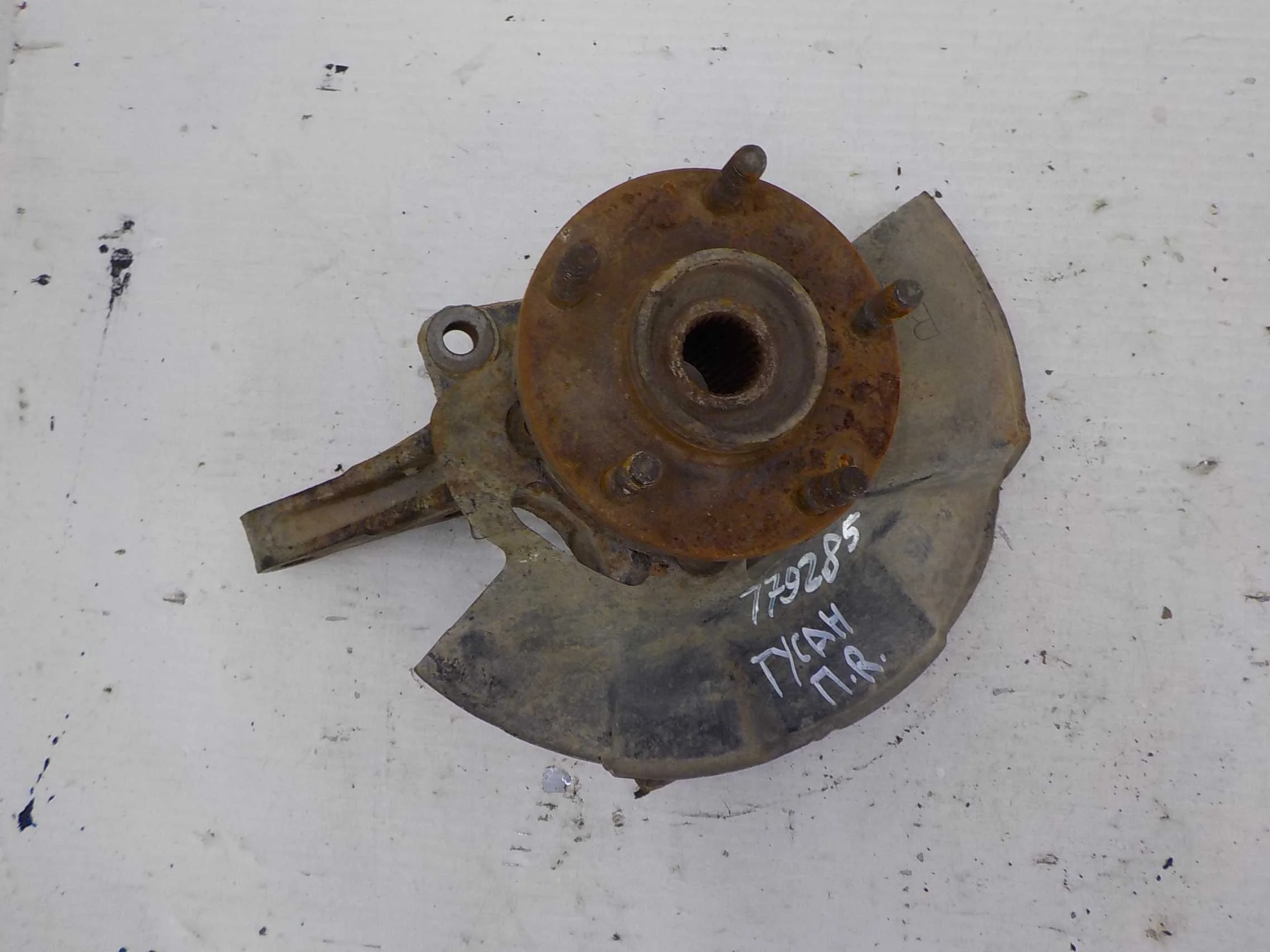 кулак поворотный Hyundai Tucson I (2004—2015) Перед Право