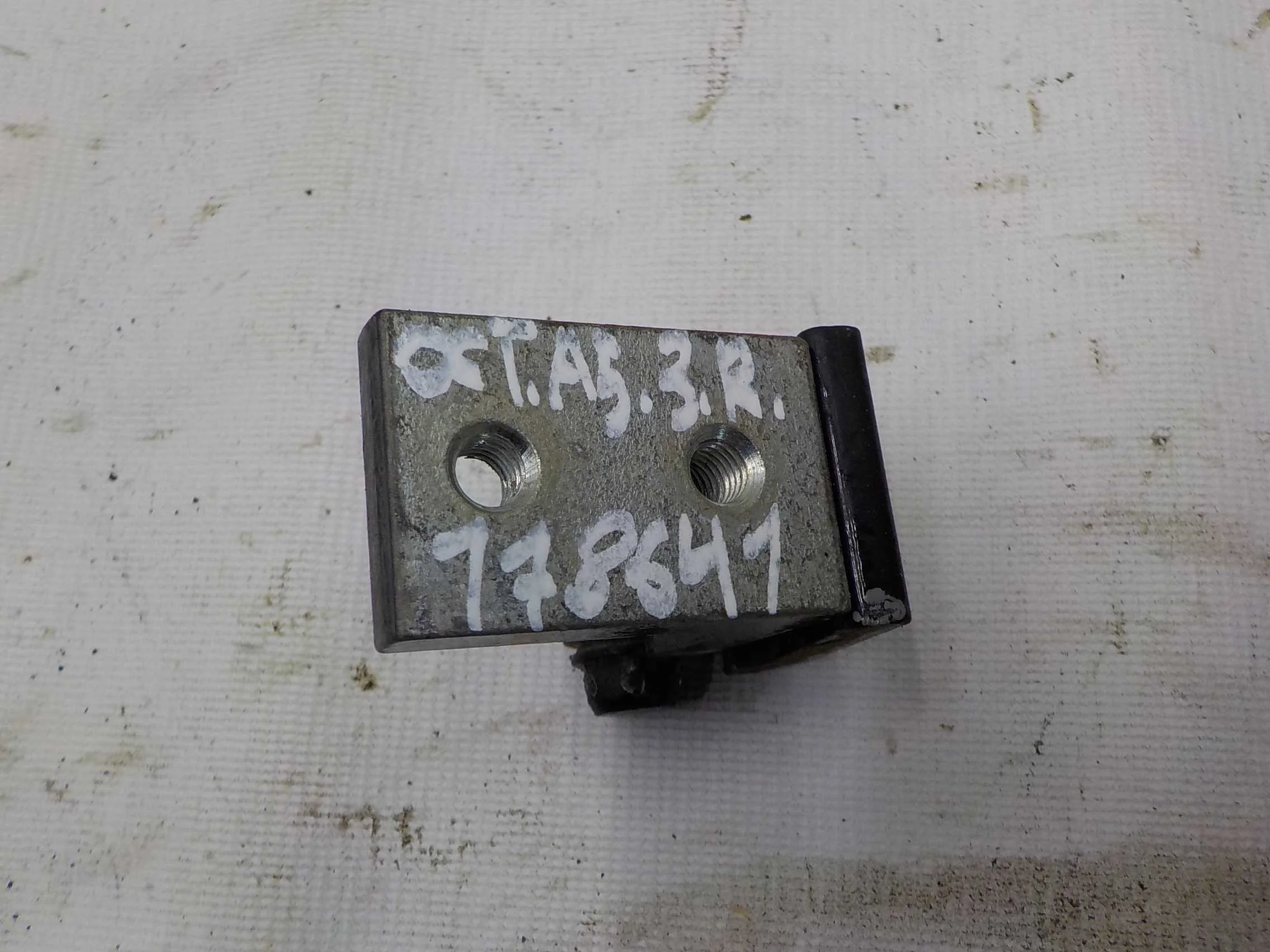 Петля двери Skoda Octavia II (2004—2009) Зад Право