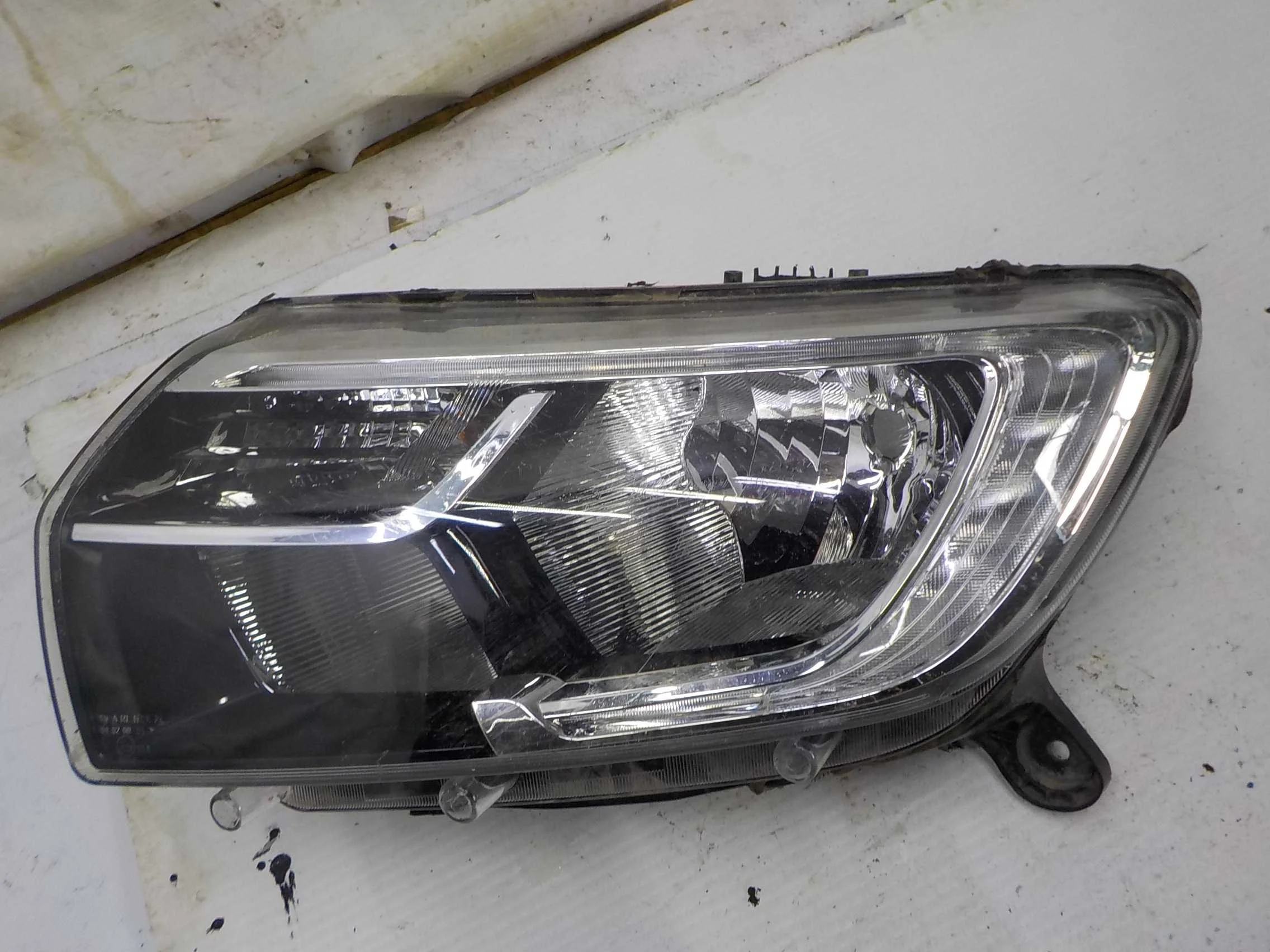 Фара Renault Sandero II рестайлинг (2018—2022)  Лево