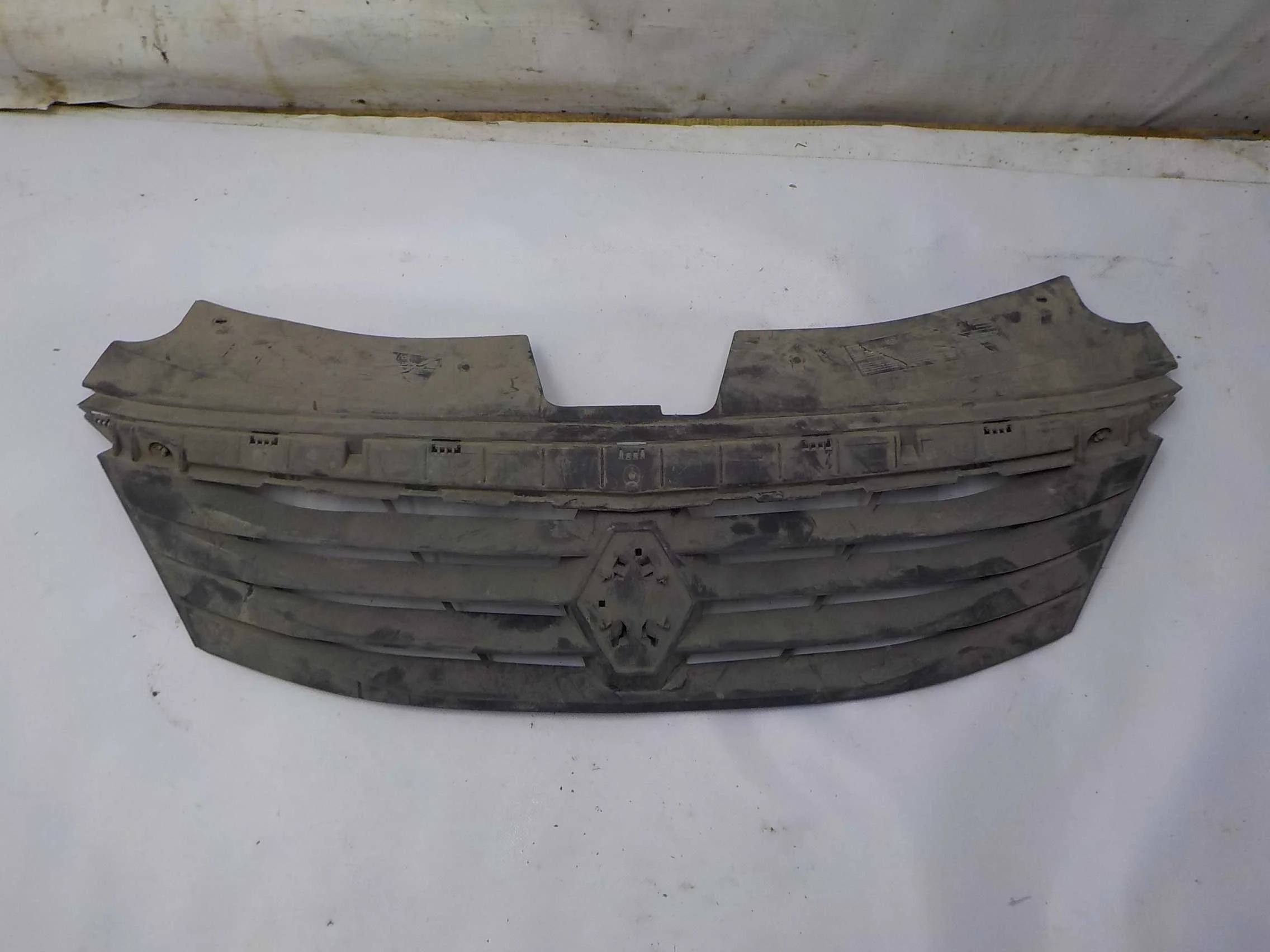 Решетка радиатора Renault Logan I (2004—2009)