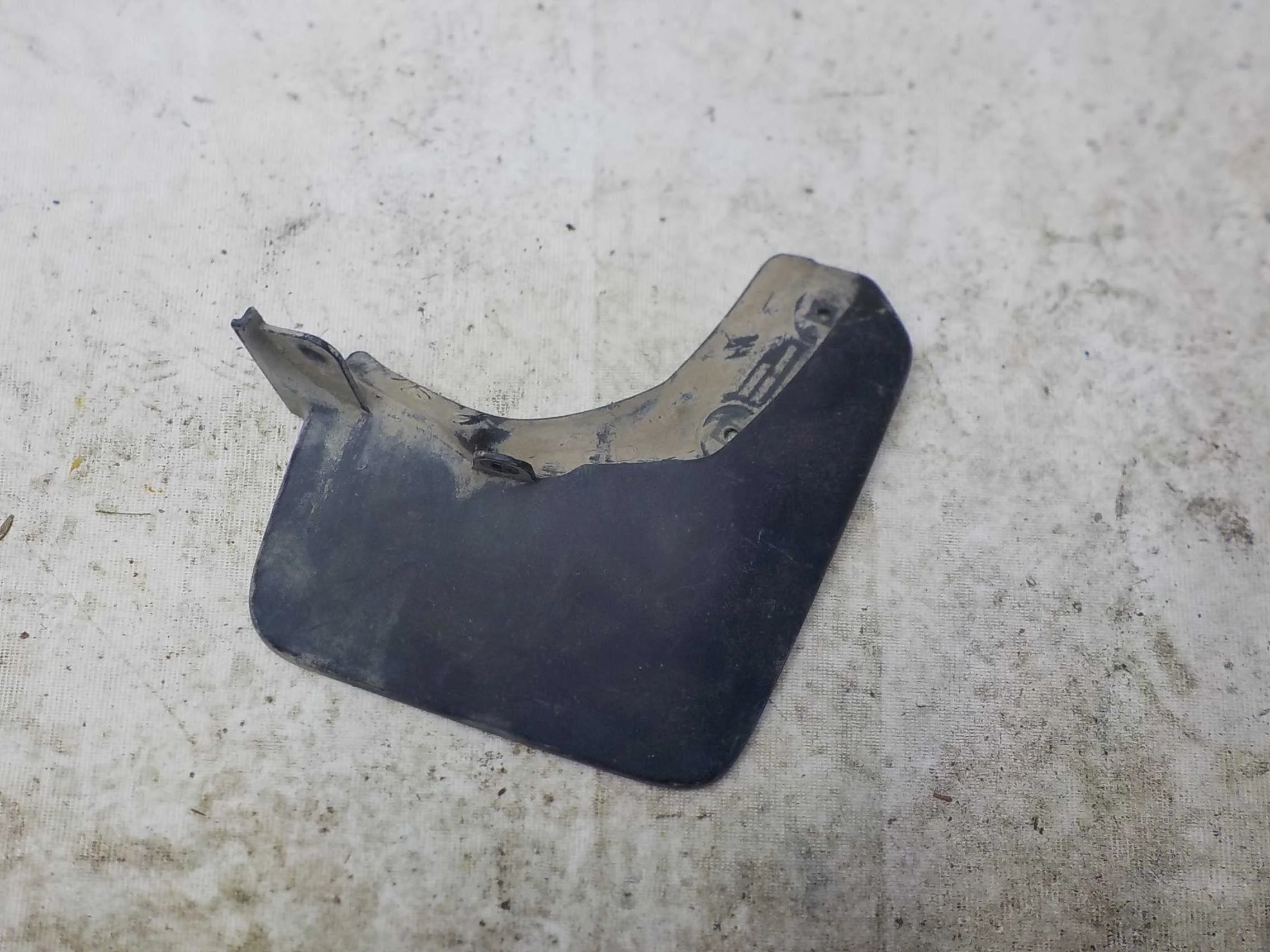 Брызговик Toyota RAV4 V (2018—2025) Зад Право