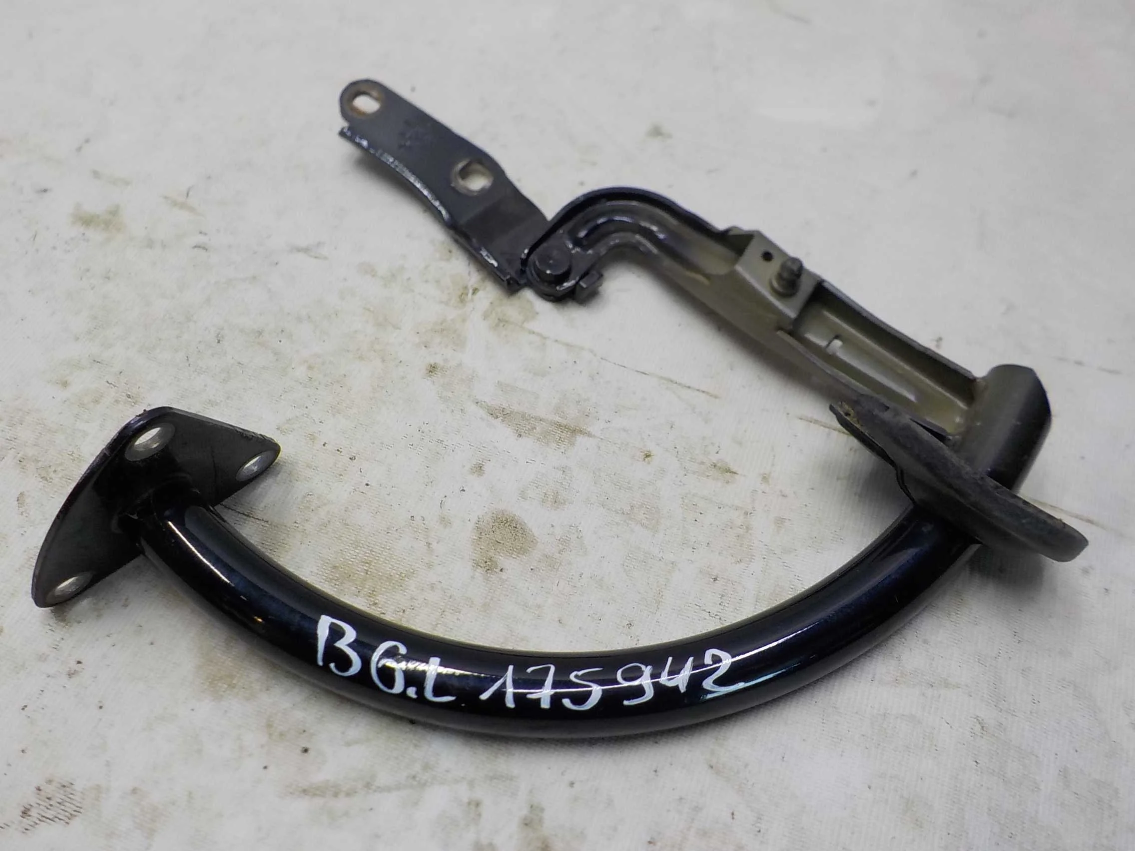 Петля крышки багажника Volkswagen Passat B6 (2005—2010)  Лево