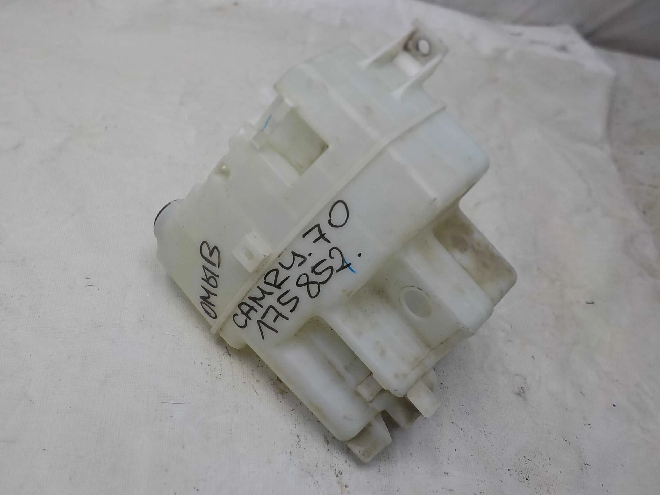 бачок стеклоомывателя Toyota Camry XV70 (2017—2021)