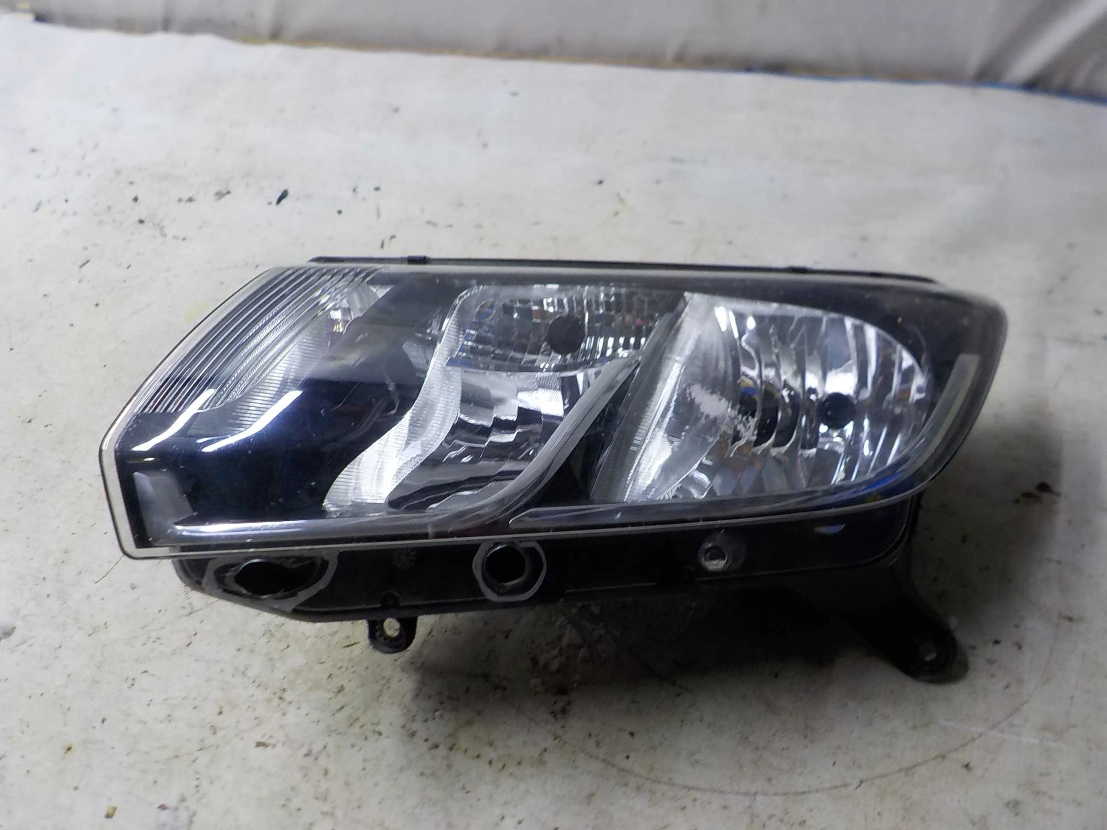 Фара Renault Logan II (2012—2018)  Лево