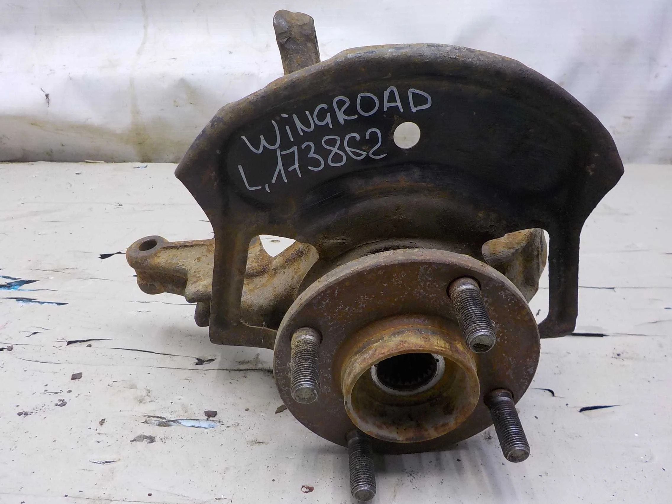 кулак поворотный Nissan Sunny B15 (1998—2004) Перед Лево