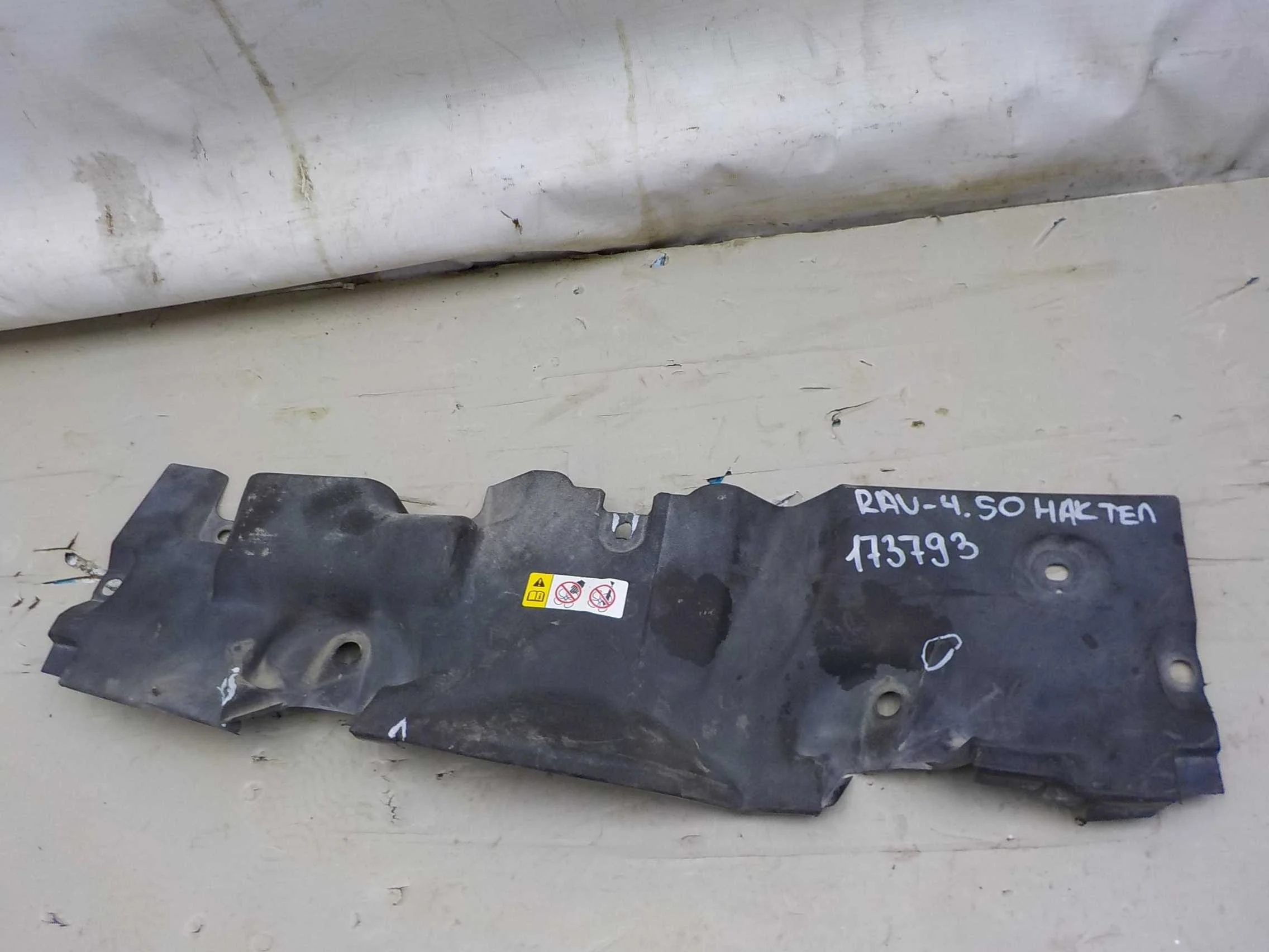 накладка на телевизор Toyota RAV4 V (2018—2025)