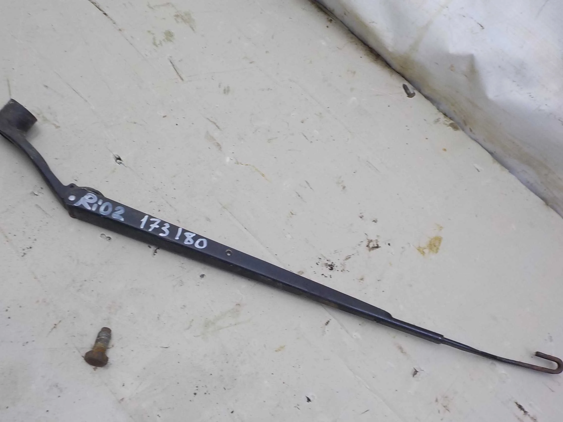 Поводок стеклоочистителя Kia Rio II (2005—2009) Перед Право