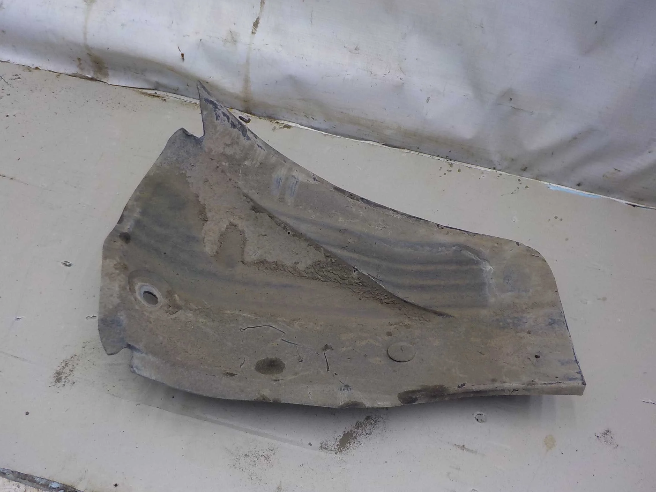 Подкрылок Renault Logan I (2004—2009) Зад Лево