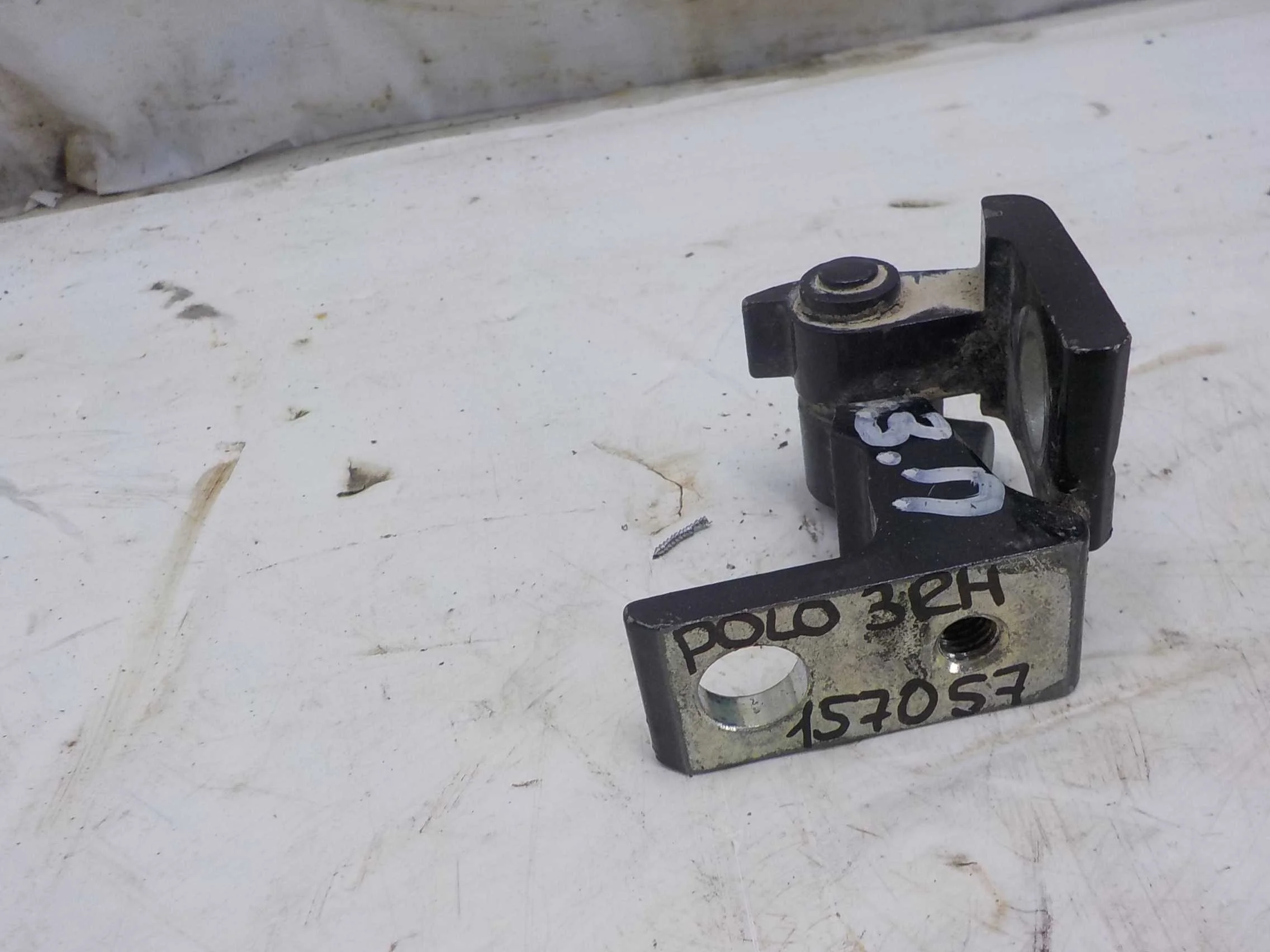 Петля двери Volkswagen Polo V рестайлинг (2015—2020) Зад Право Низ