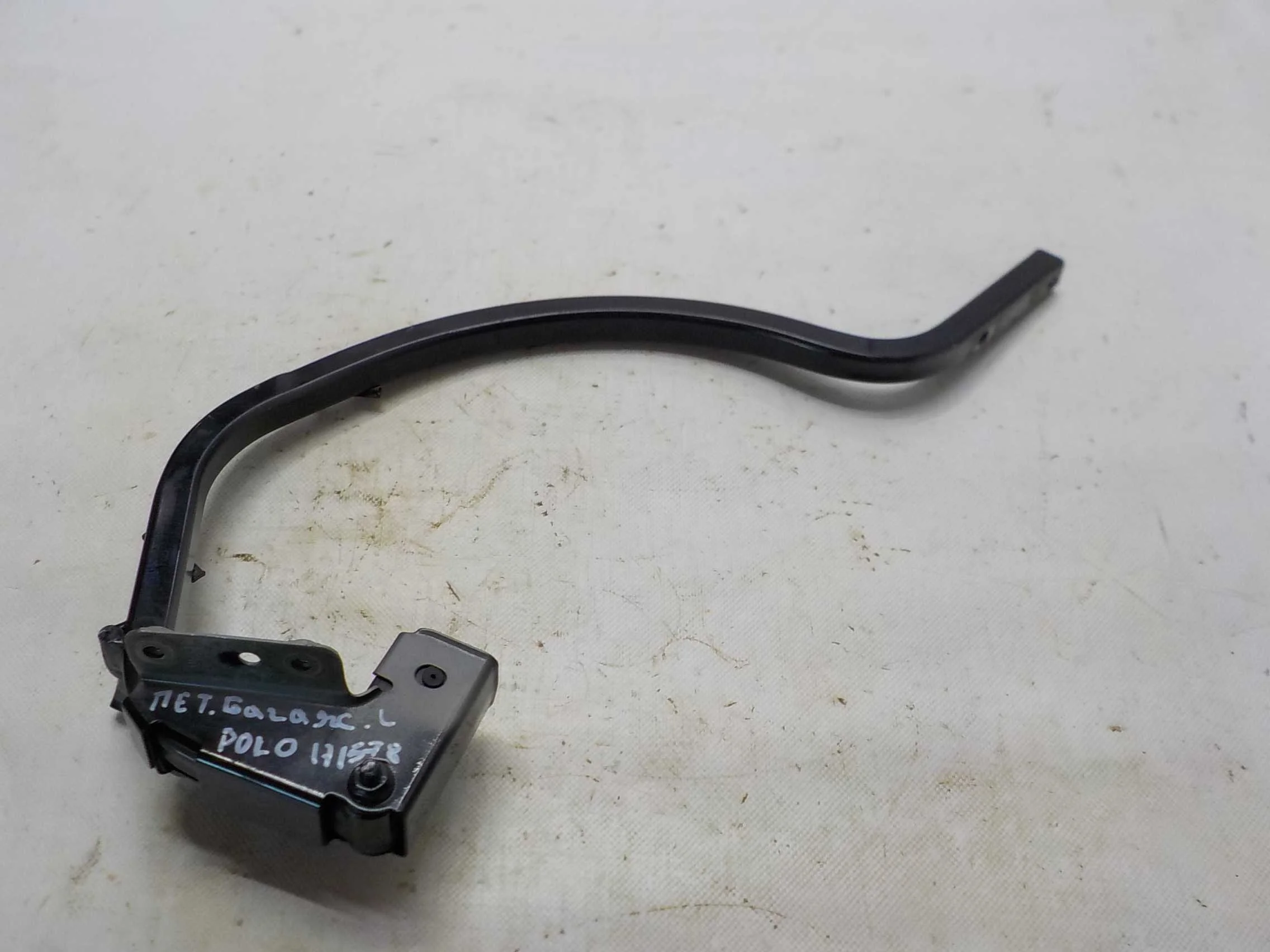 Петля крышки багажника Volkswagen Polo V (2009—2015)  Лево