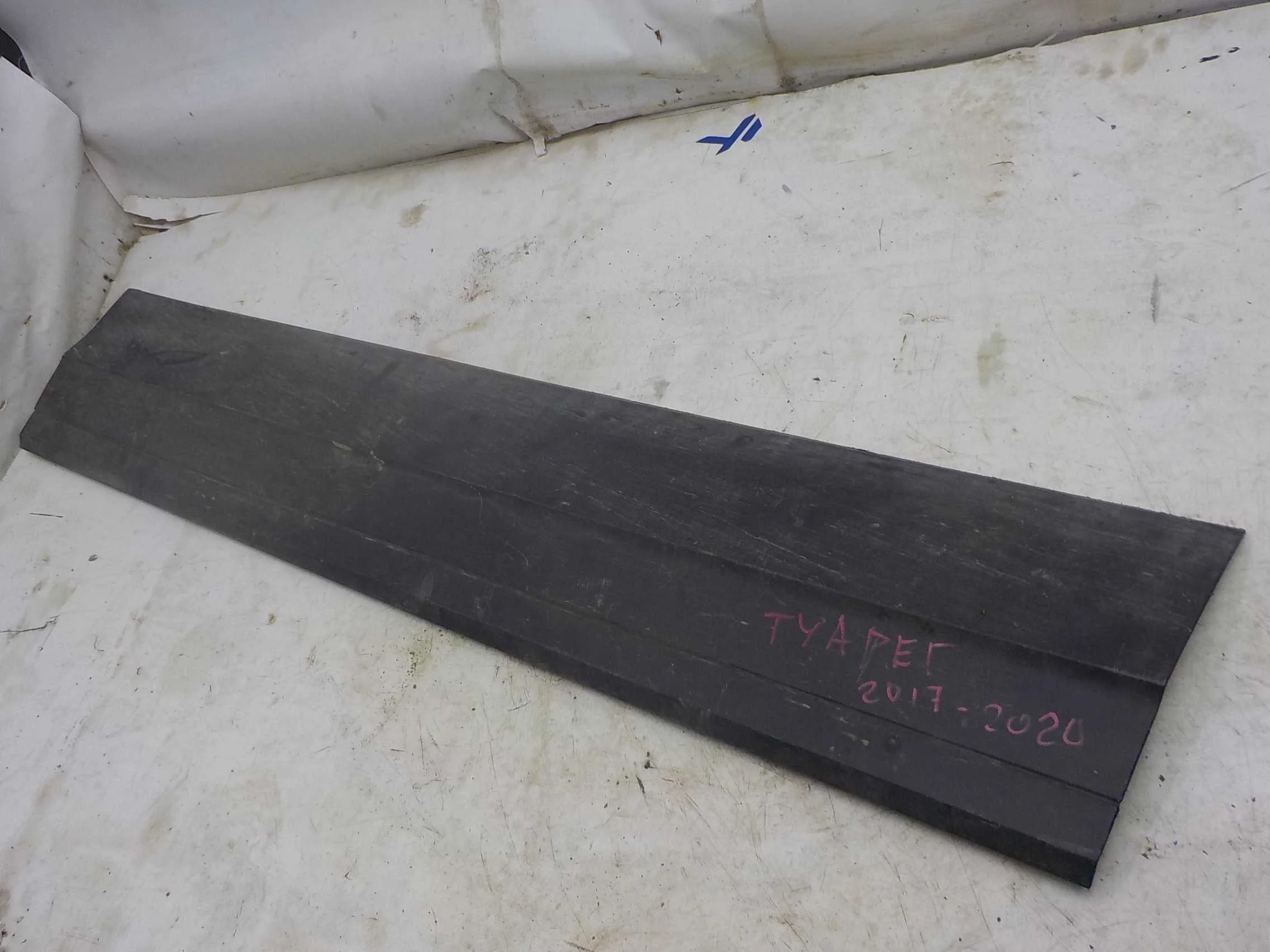 Накладка на дверь Volkswagen Touareg II рестайлинг (2014—2018) Перед Право