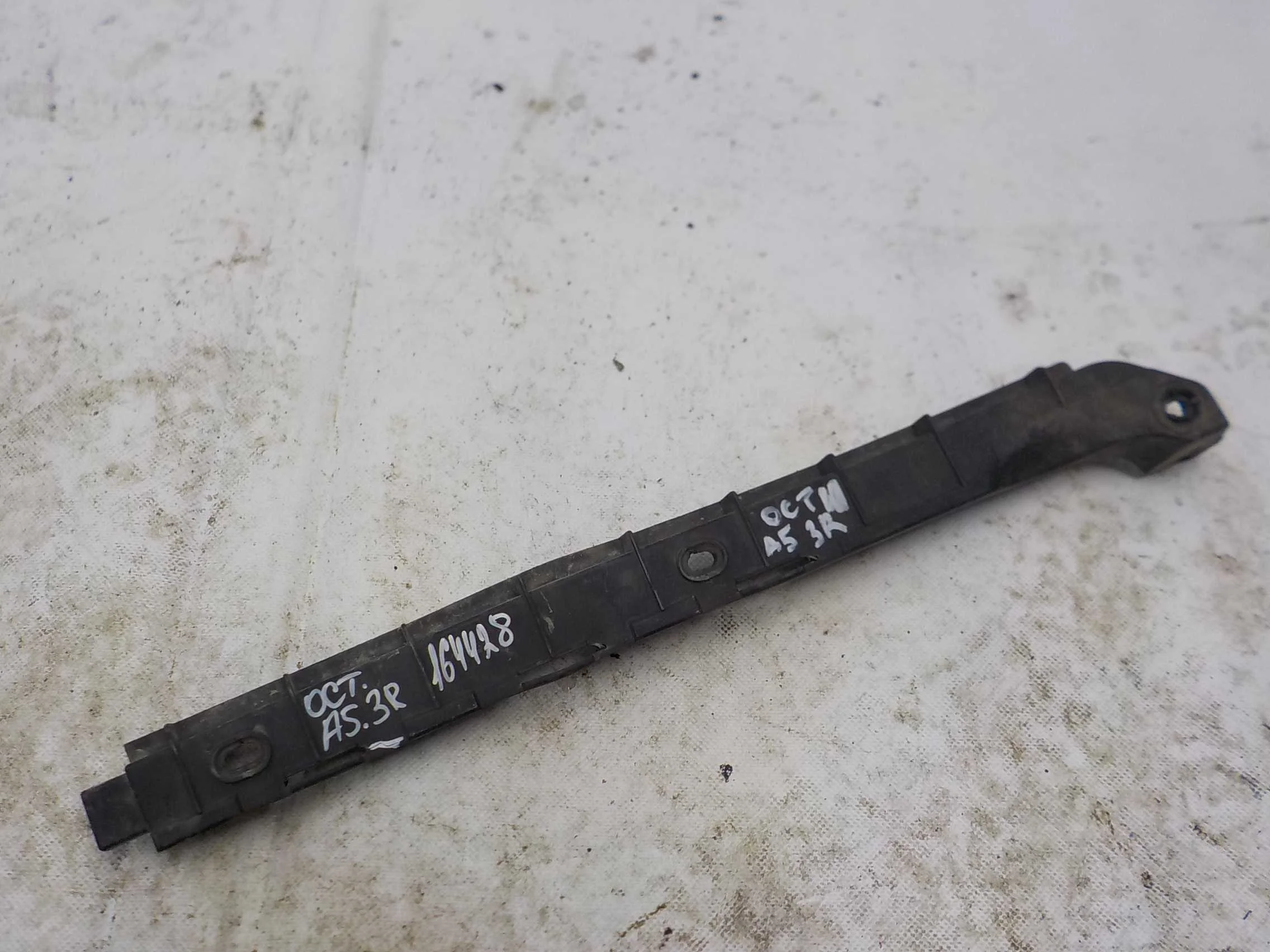 кронштейн бампера Skoda Octavia II рестайлинг (2008—2013) Зад Право