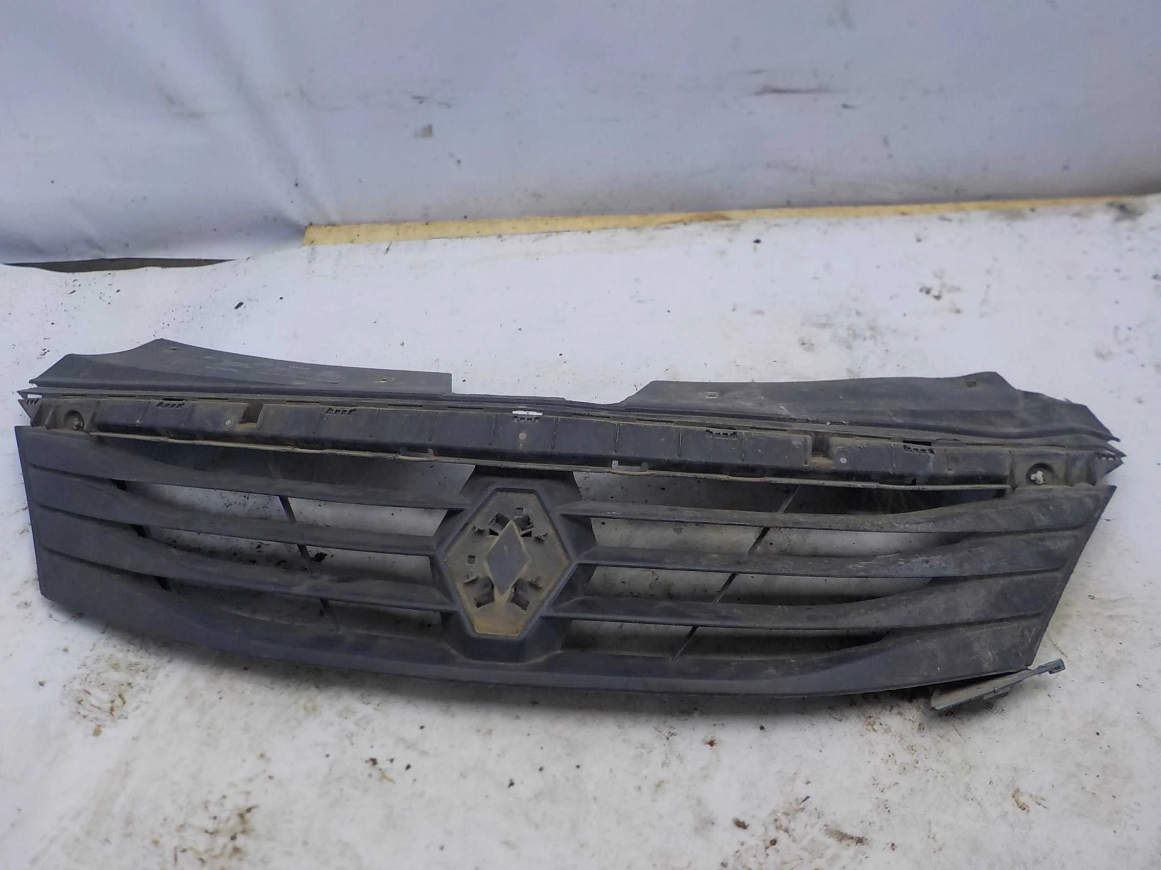 Решетка радиатора Renault Logan I (2004—2009)