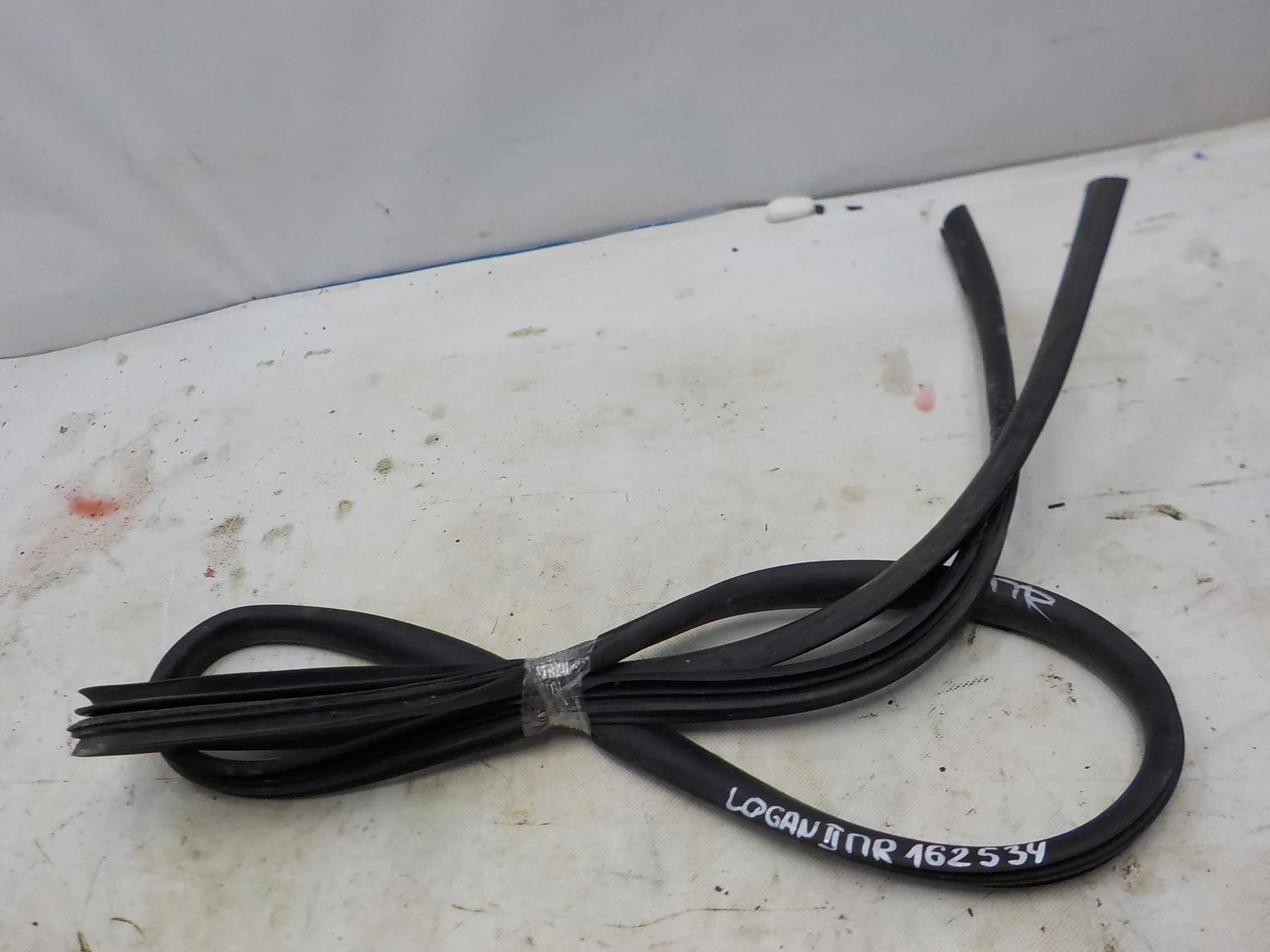 резинка проемная Renault Sandero II (2013—2018) Перед Право