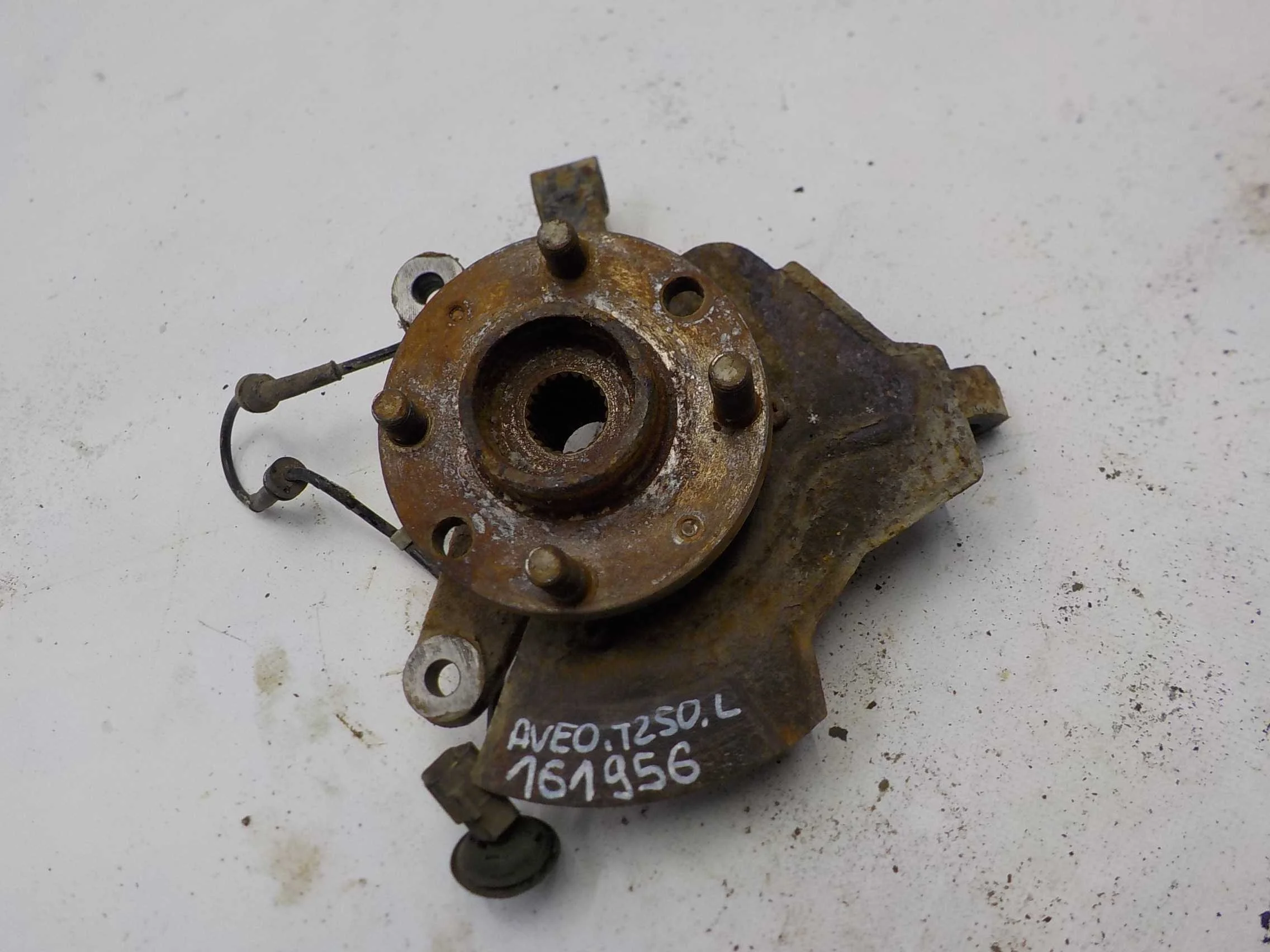 кулак поворотный Chevrolet Aveo I (2003—2008) Перед Лево