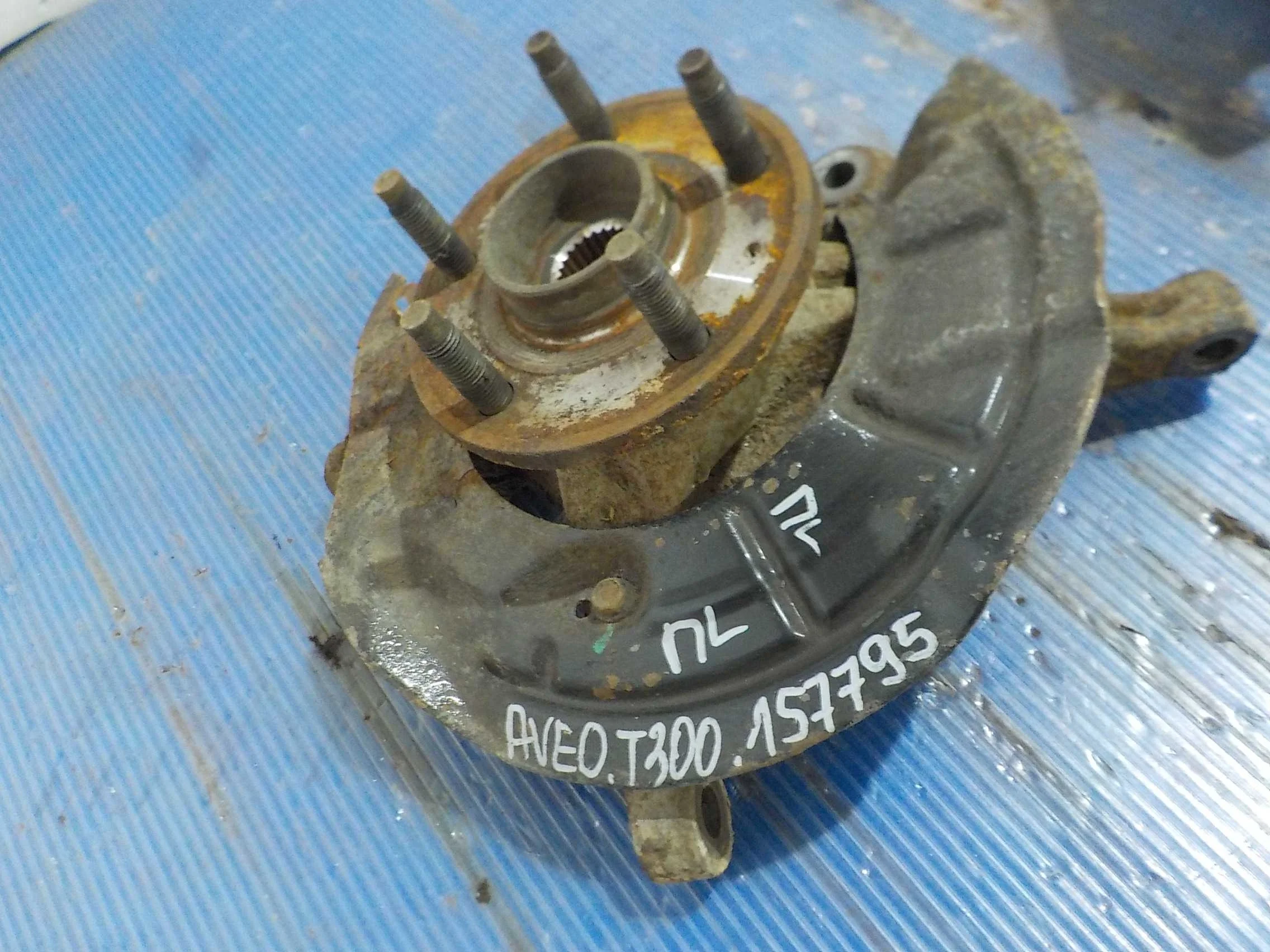 кулак поворотный Chevrolet Aveo II (2011—2020) Перед Лево