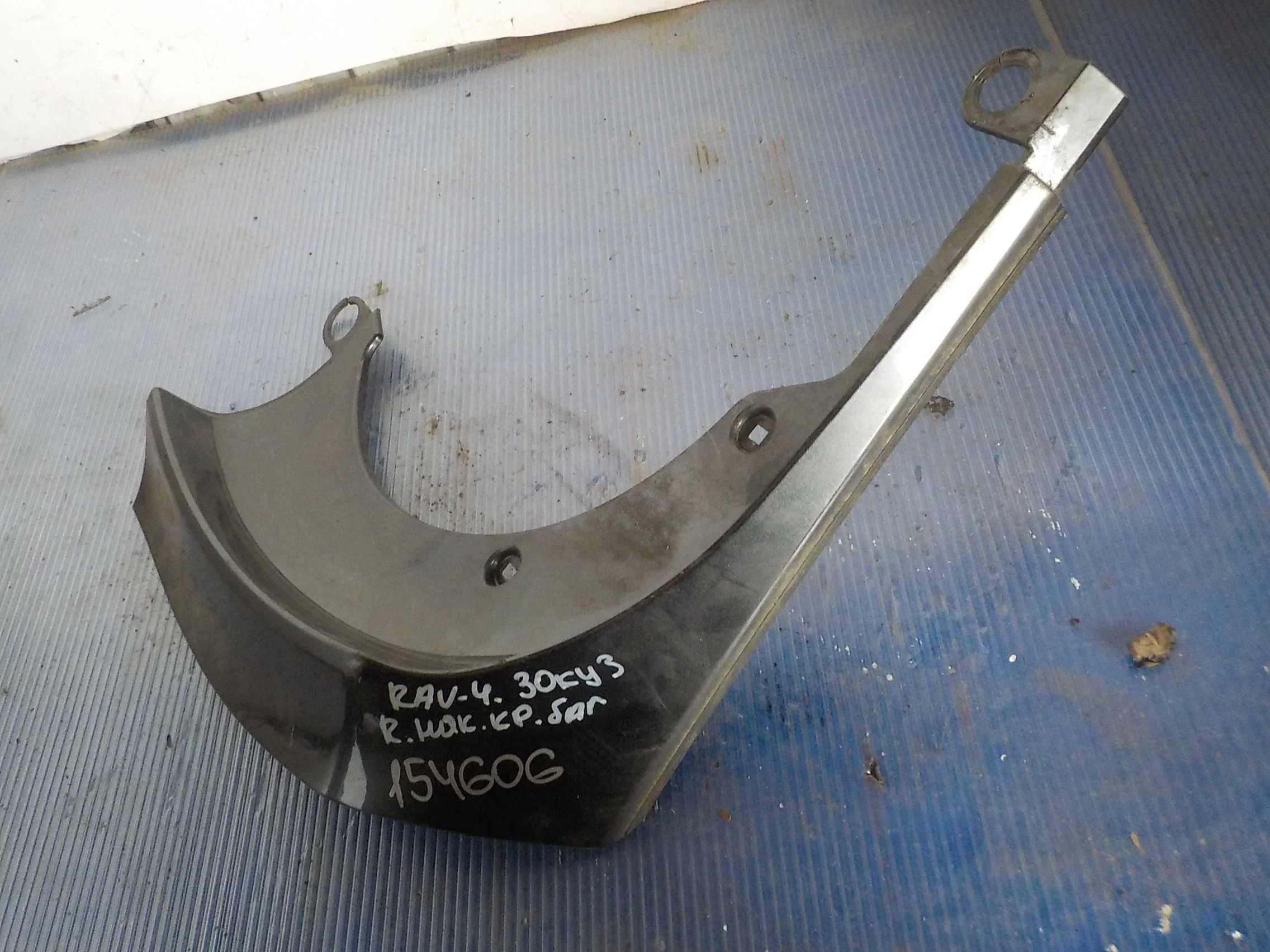 Накладка крышки багажника Toyota RAV4 III (2005—2010)  Право