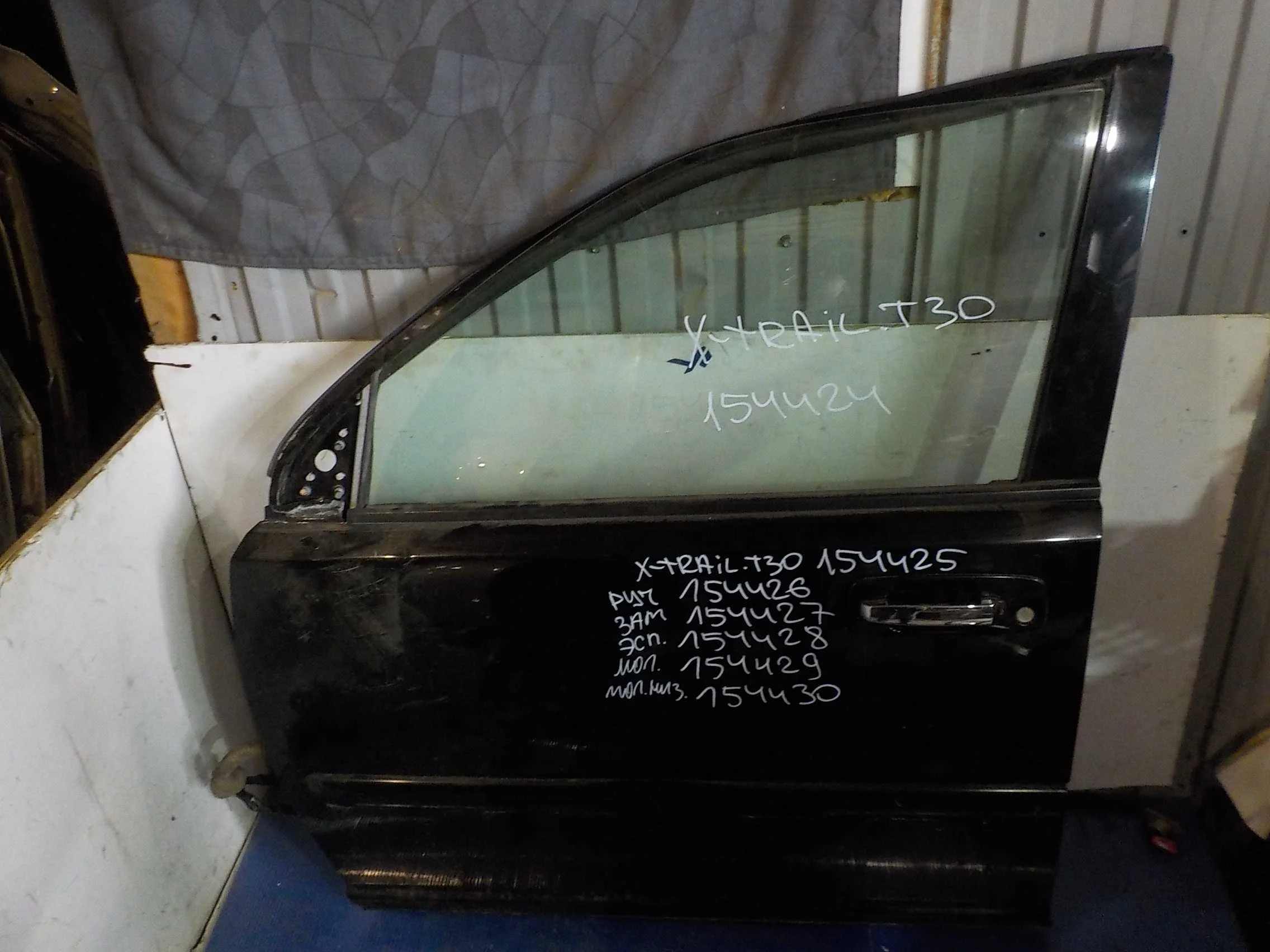 стекло Nissan X-Trail I (2000—2007) Перед Лево