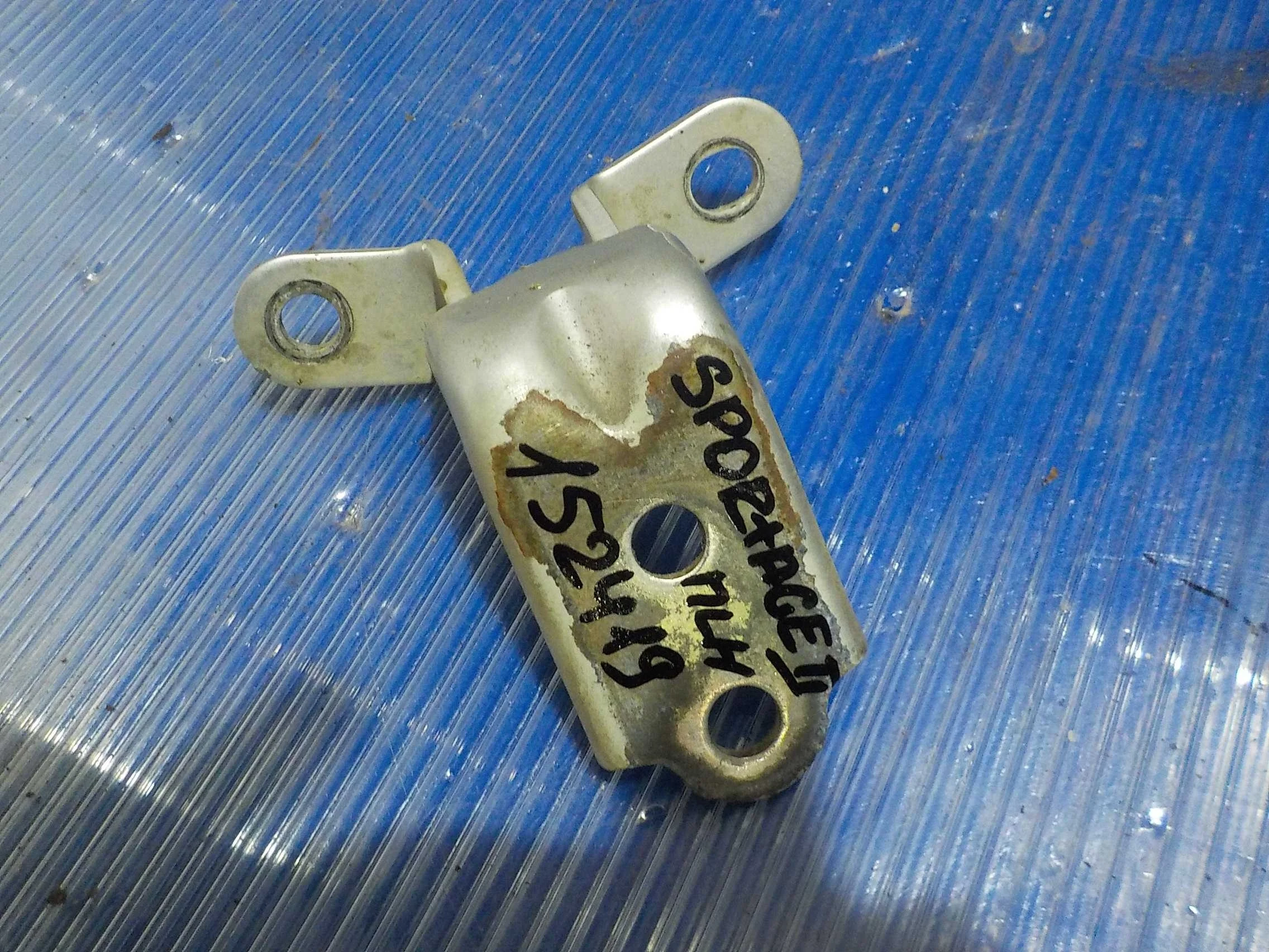 Петля двери Kia Sportage II (2004—2008) Перед Лево Низ