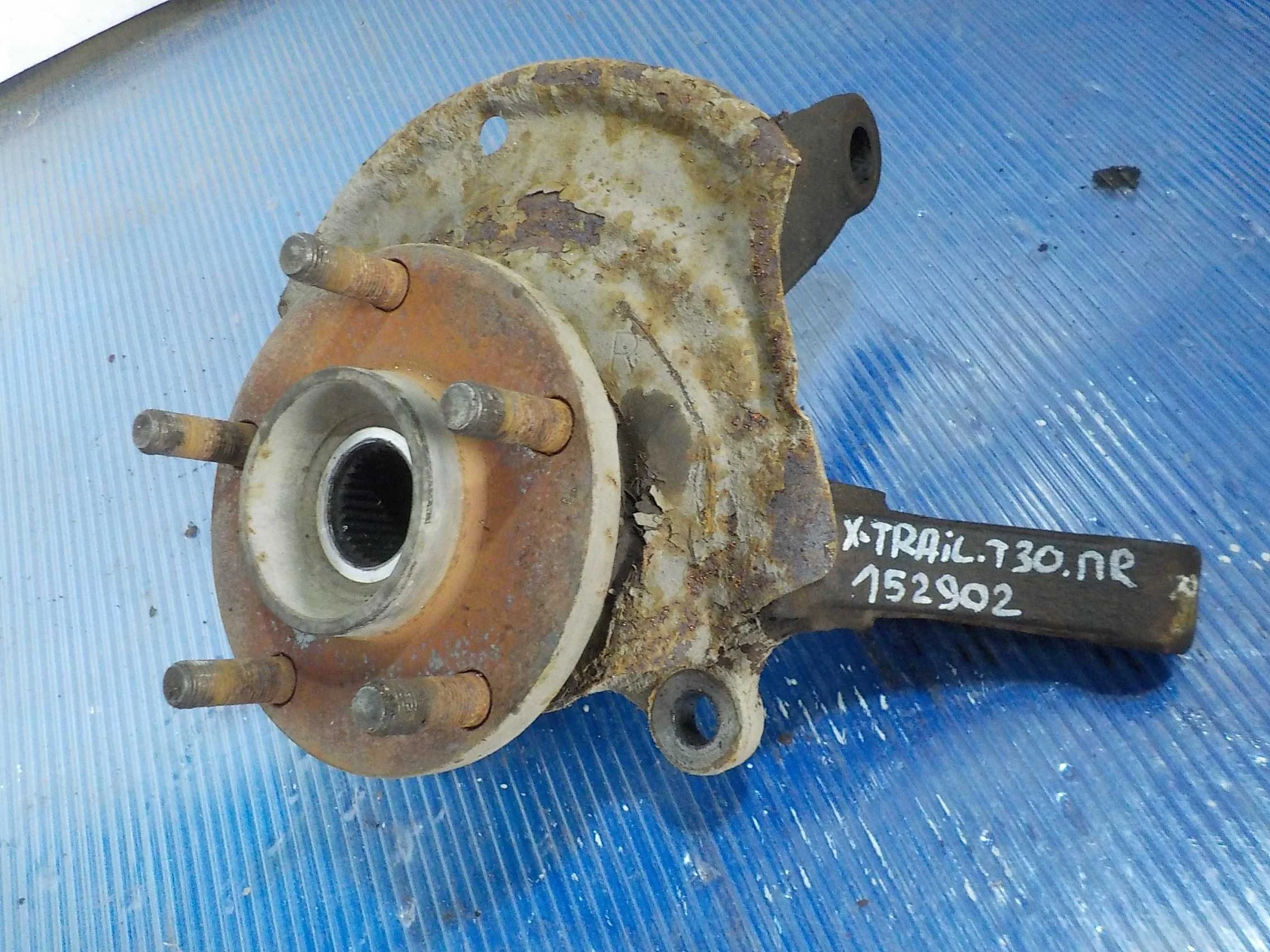 кулак поворотный Nissan X-Trail I (2000—2007) Перед Право