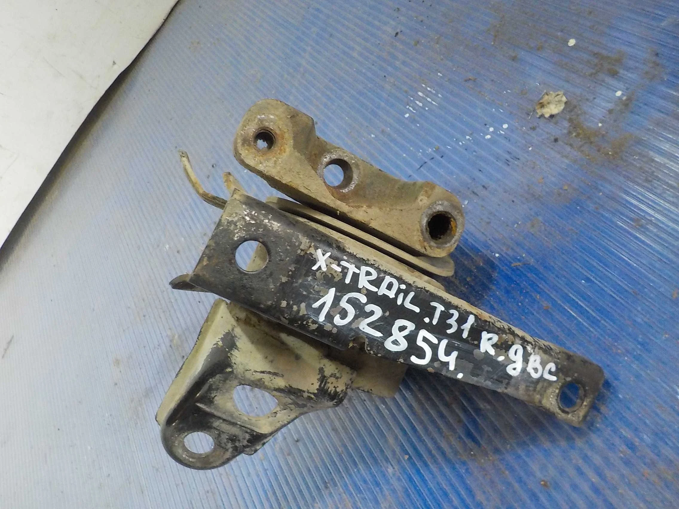 Опора двигателя Nissan X-Trail I (2000—2007)  Право