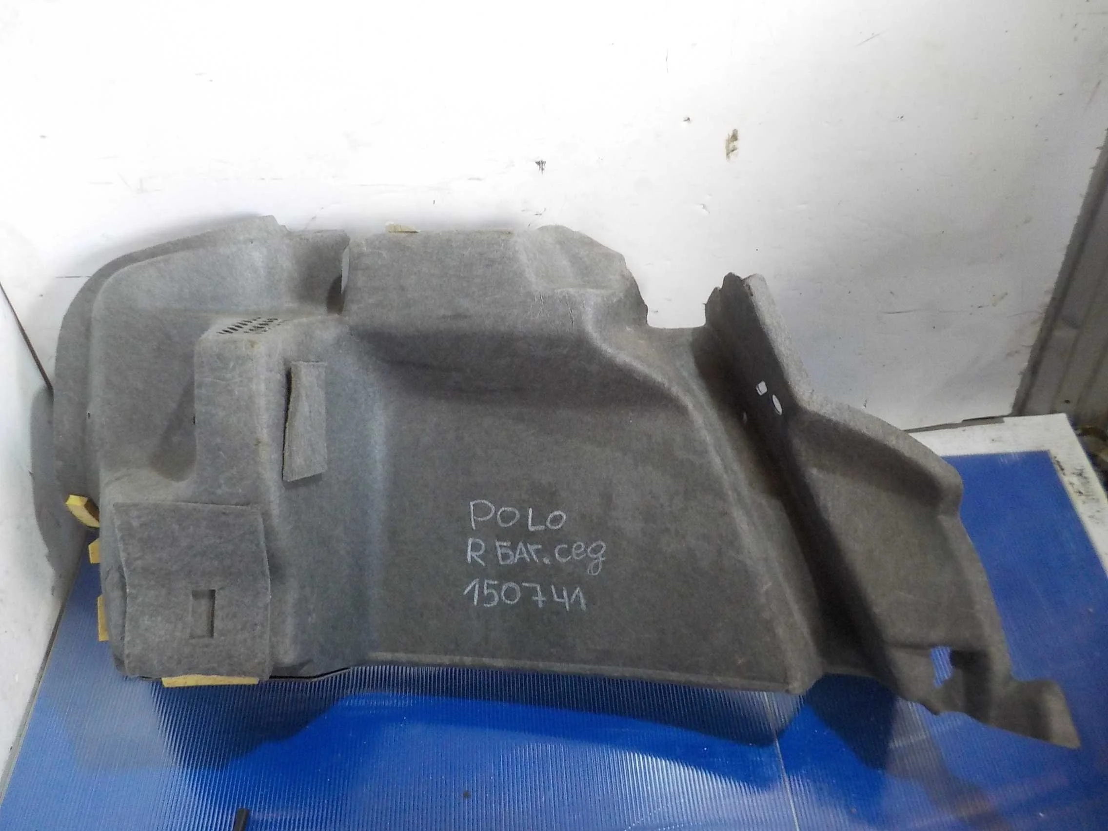 Обшивка багажника Volkswagen Polo V (2009—2015) Зад Право