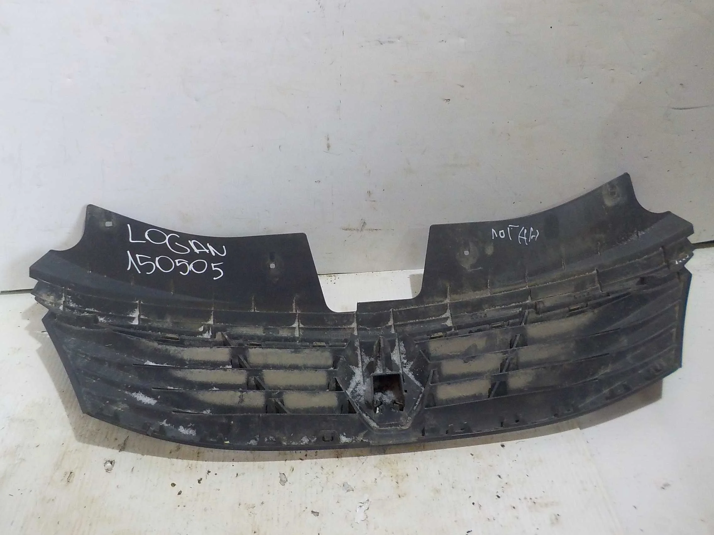 Решетка радиатора Renault Logan I (2004—2009)