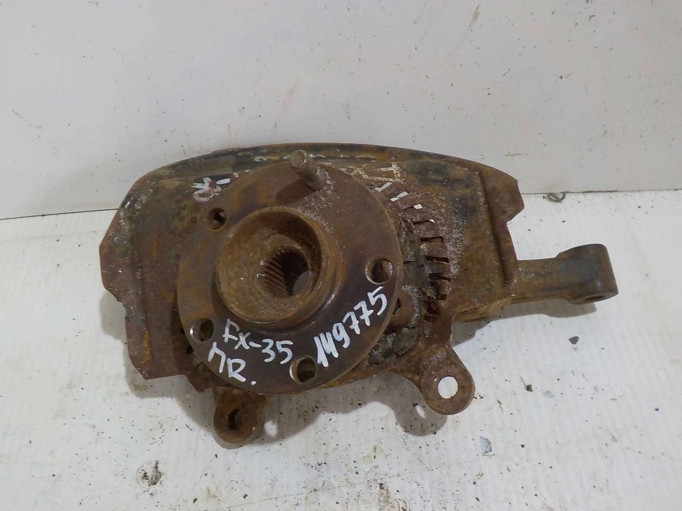 кулак поворотный Infiniti FX35 I рестайлинг (2006—2008) Перед Право