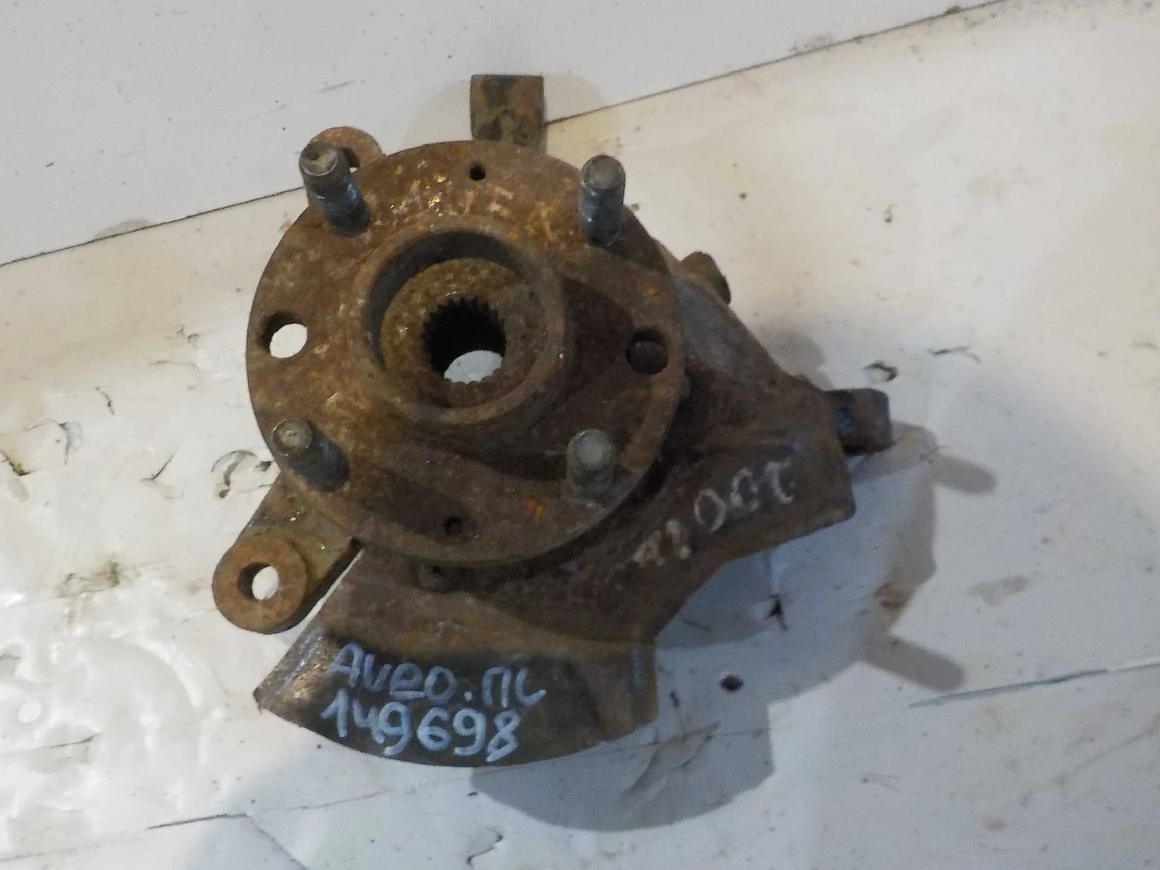 кулак поворотный Chevrolet Aveo I (2003—2008) Перед Лево