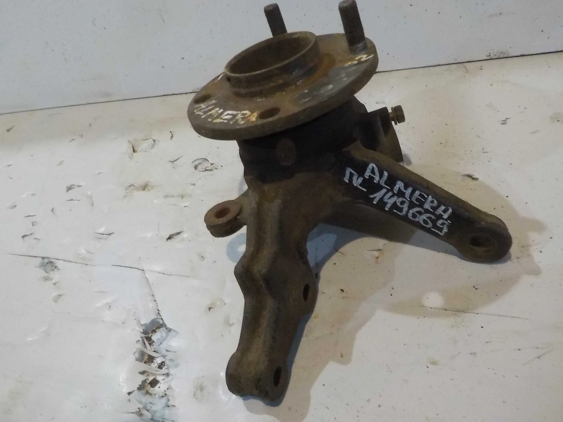 кулак поворотный Nissan Sunny B15 (1998—2004) Перед Лево