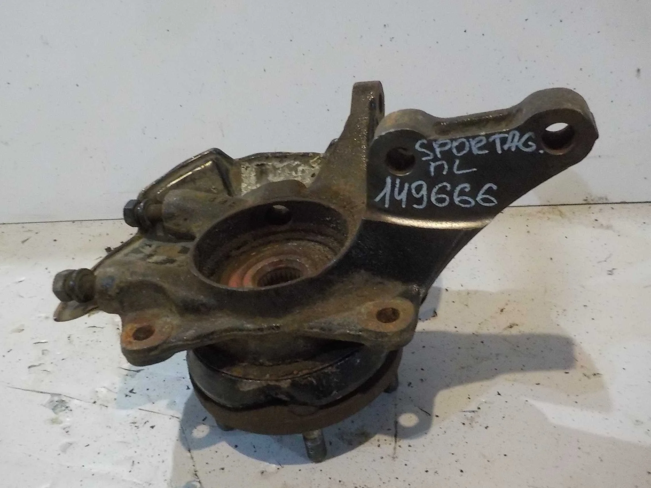 кулак поворотный Hyundai Tucson I (2004—2015) Перед Лево