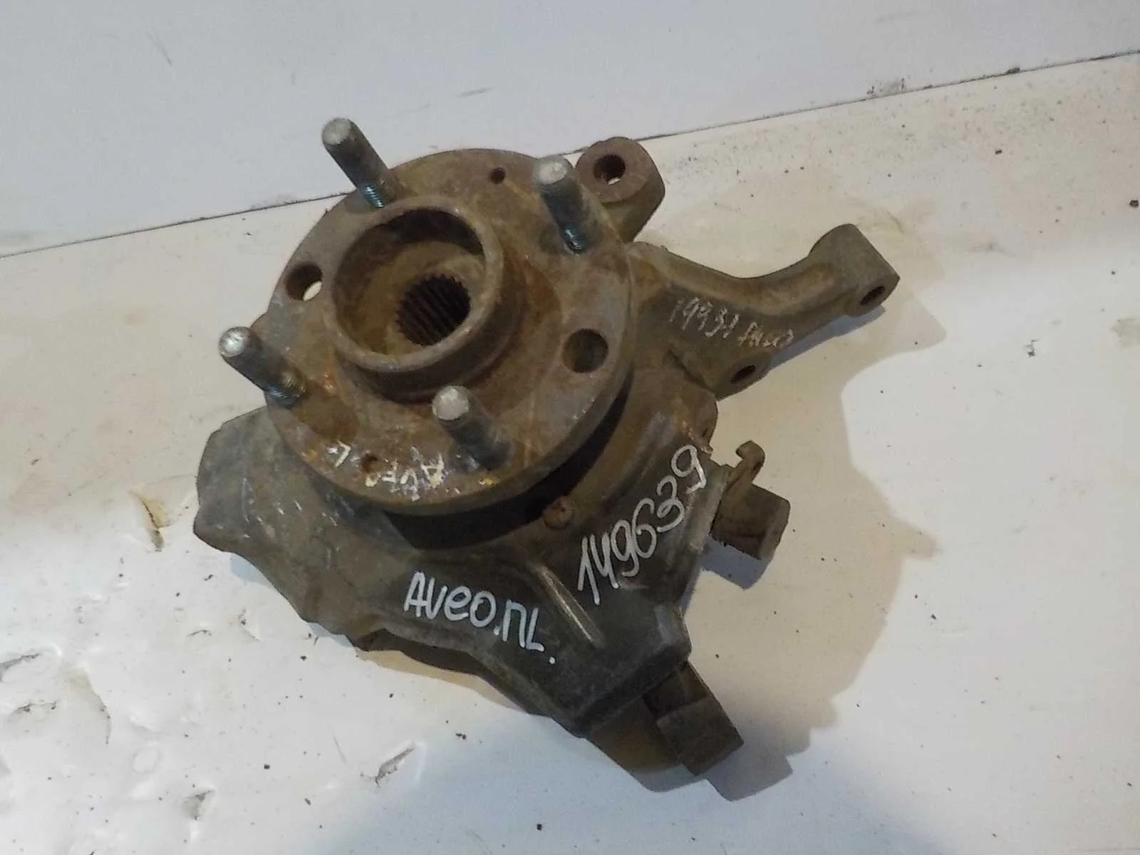 кулак поворотный Chevrolet Aveo I (2003—2008) Перед Лево