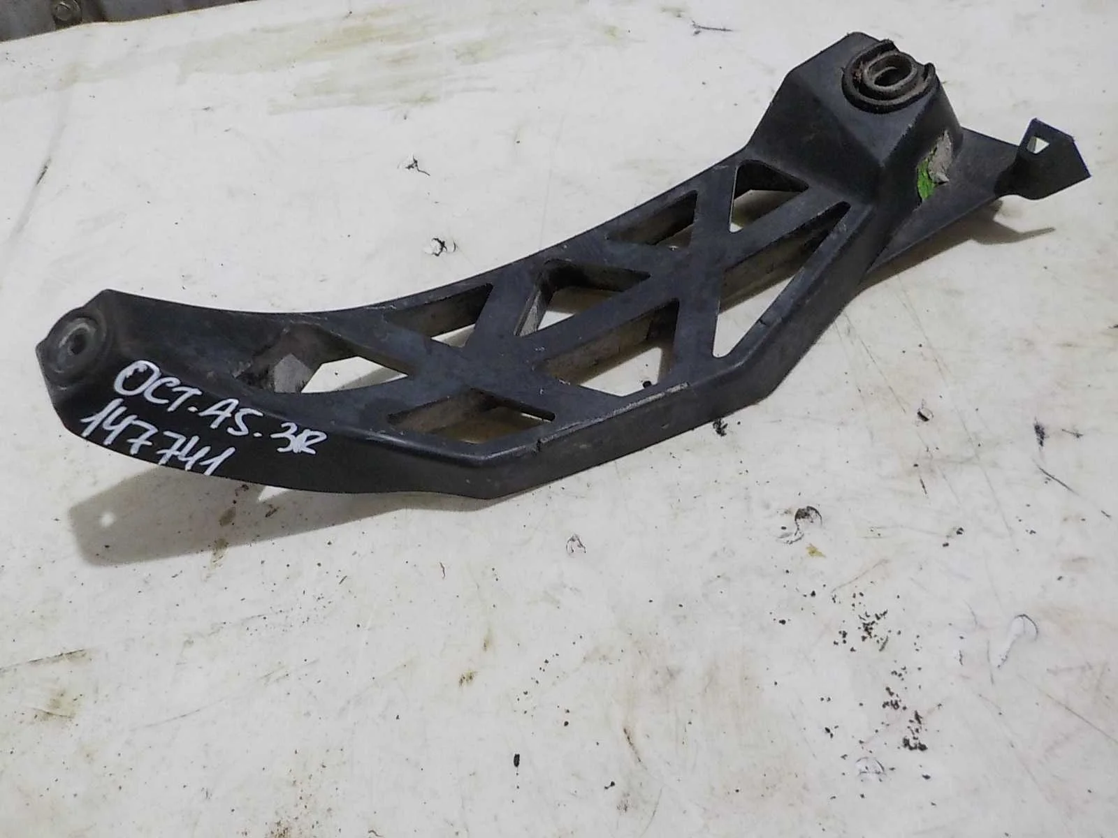 кронштейн бампера Skoda Octavia II рестайлинг (2008—2013) Зад Право