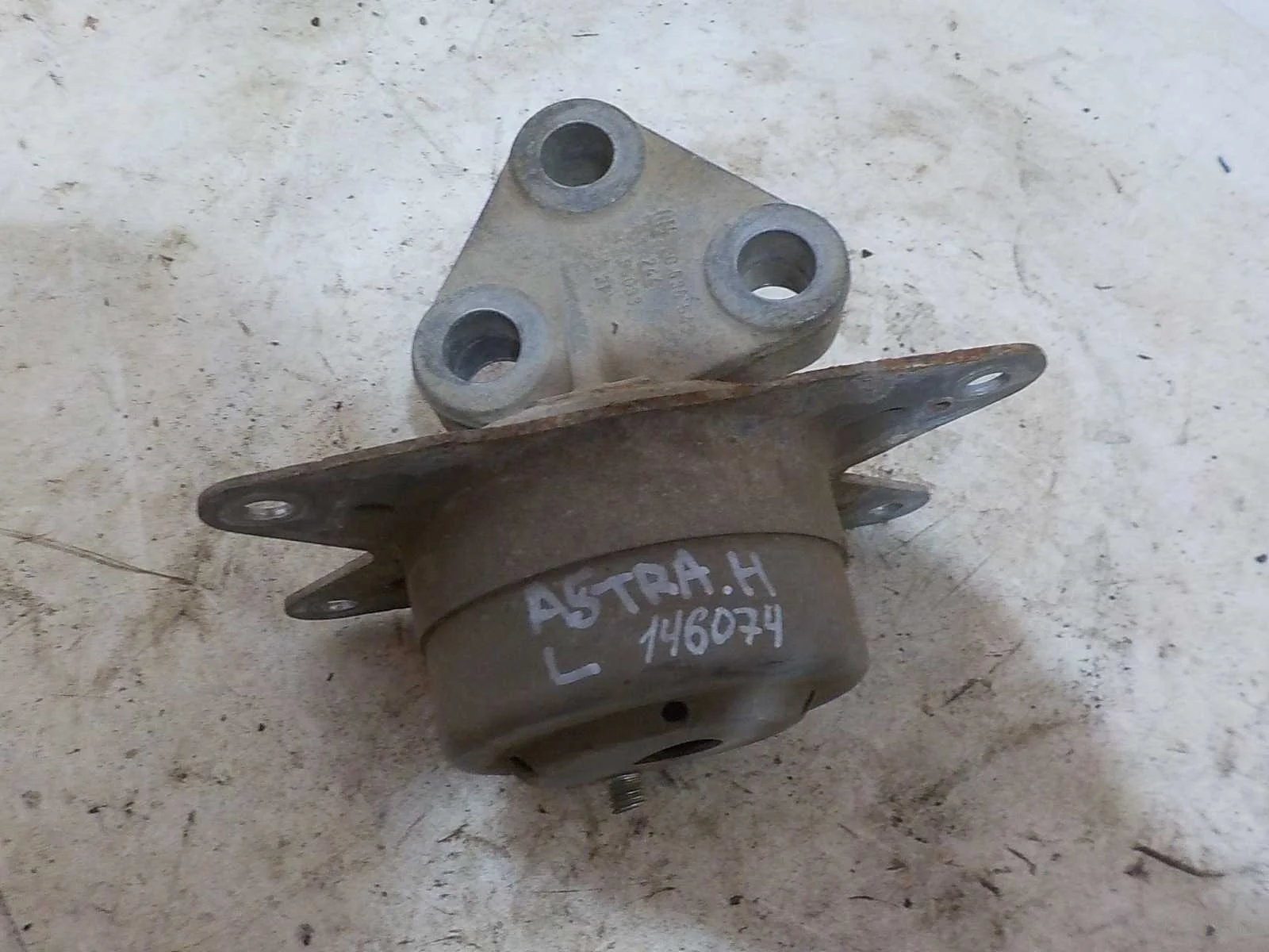 Опора двигателя Opel Astra H (2004—2007)  Лево