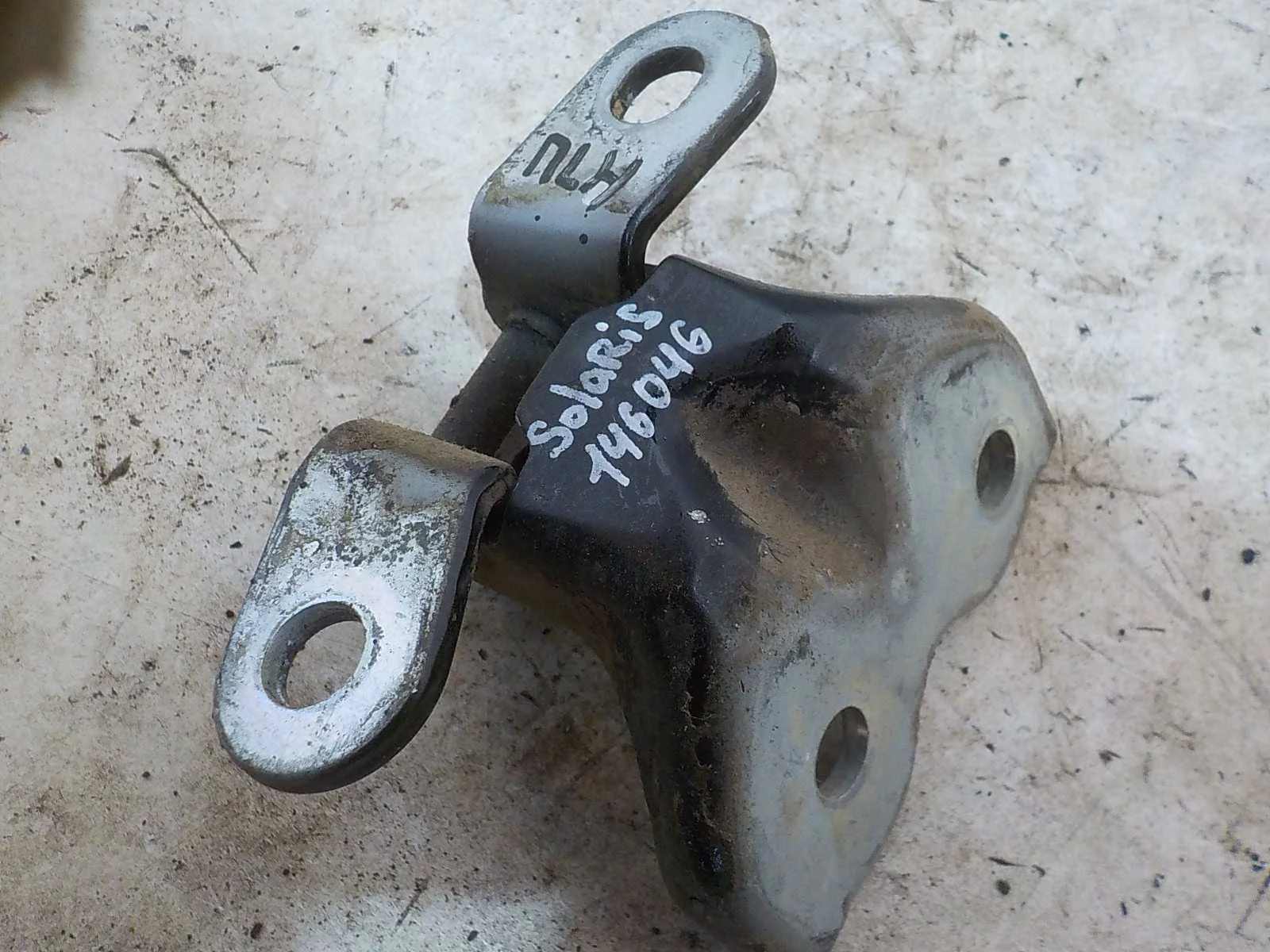 Петля двери Hyundai Solaris I (2010—2014) Перед Лево Низ