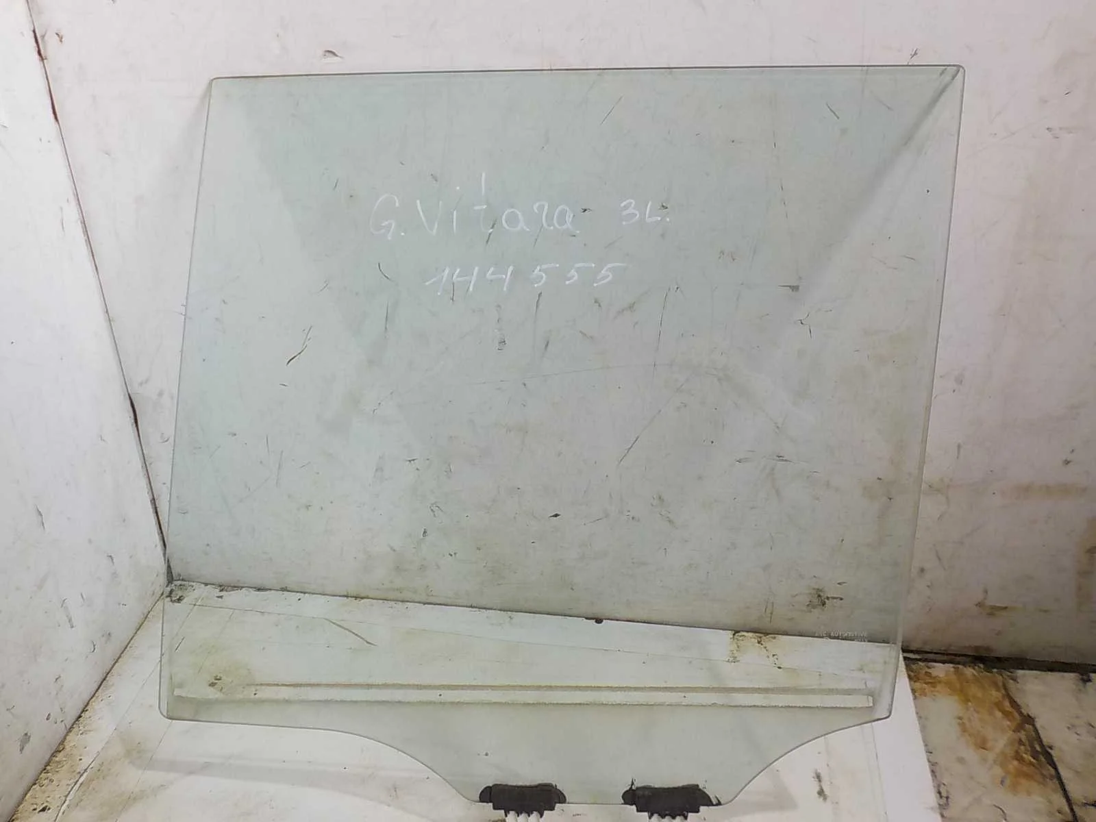 стекло Suzuki Grand Vitara II рестайлинг (2008—2012) Зад Лево