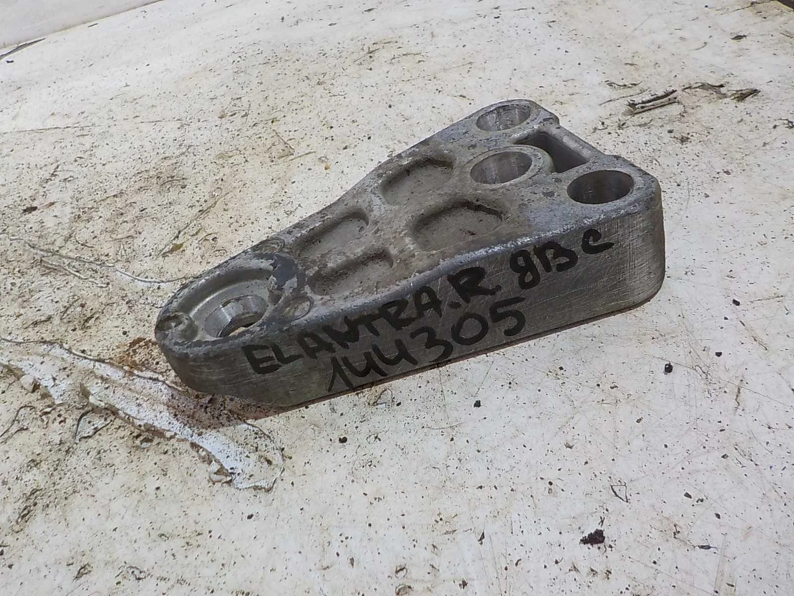 Кронштейн опоры двигателя Hyundai Coupe II (2002—2007)  Право