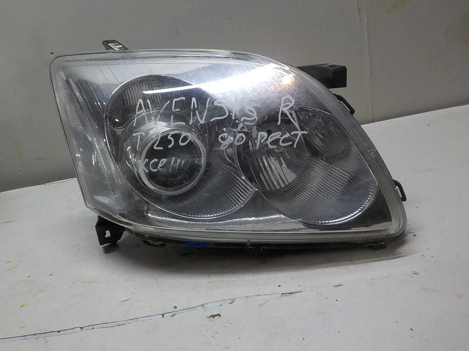 Фара Toyota Avensis Verso I (2001—2003) Перед Право