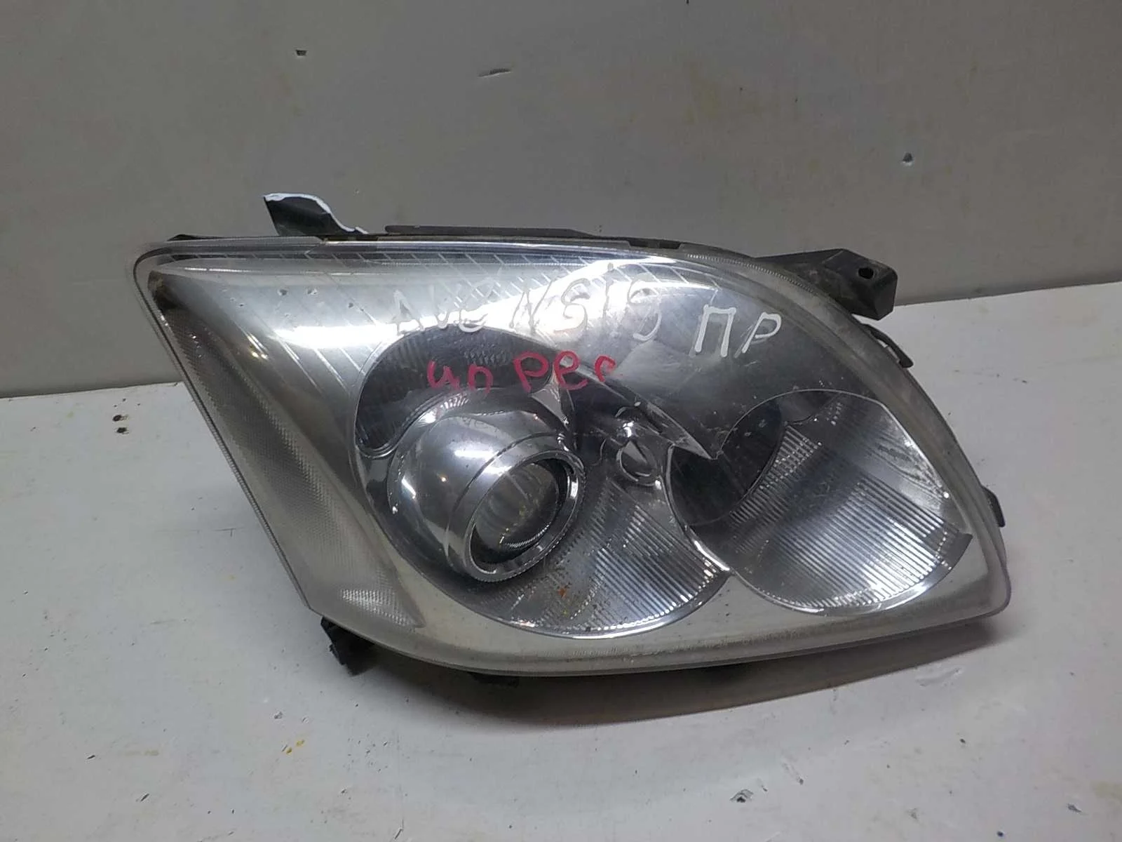 Фара Toyota Avensis Verso I (2001—2003) Перед Право