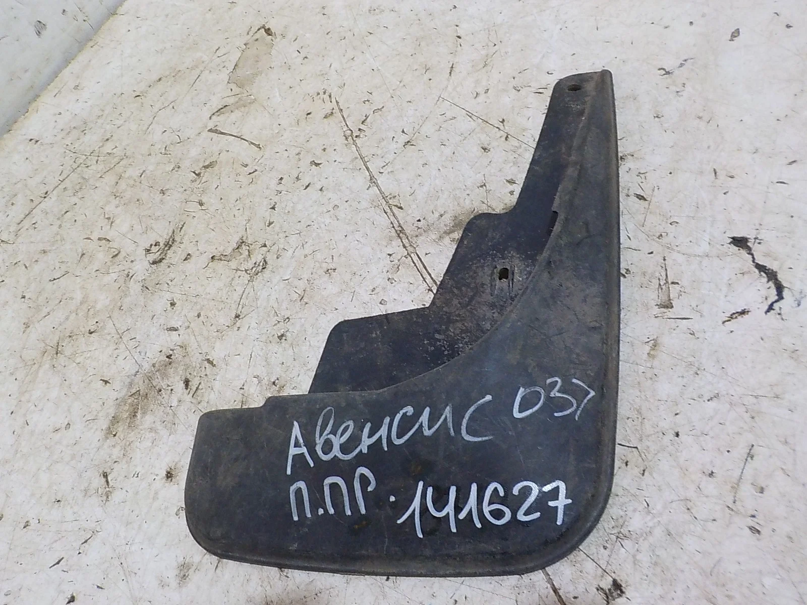 Брызговик Toyota Avensis T250 рестайлинг (2006—2009) Перед Право