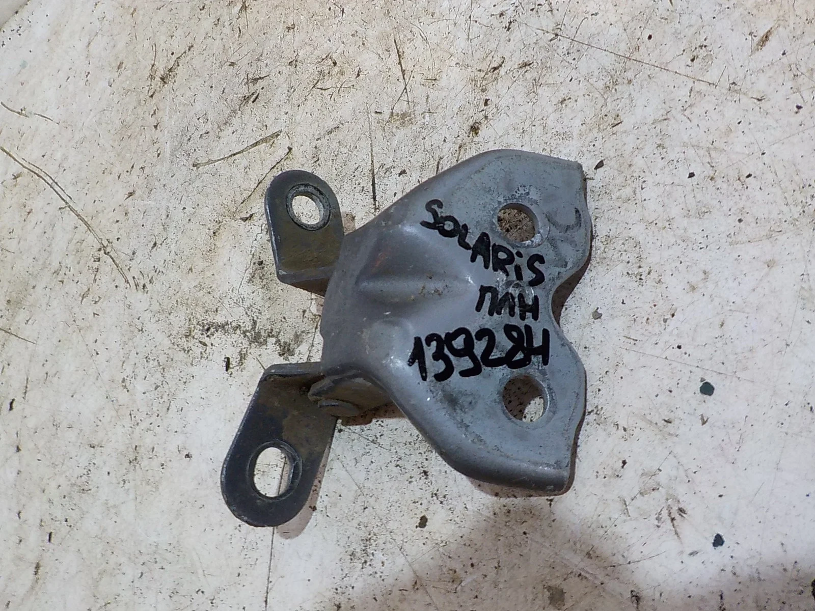 Петля двери Hyundai Solaris I (2010—2014) Перед Лево Низ