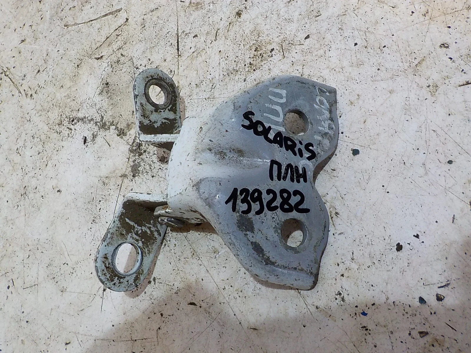 Петля двери Hyundai Solaris I (2010—2014) Перед Лево Низ