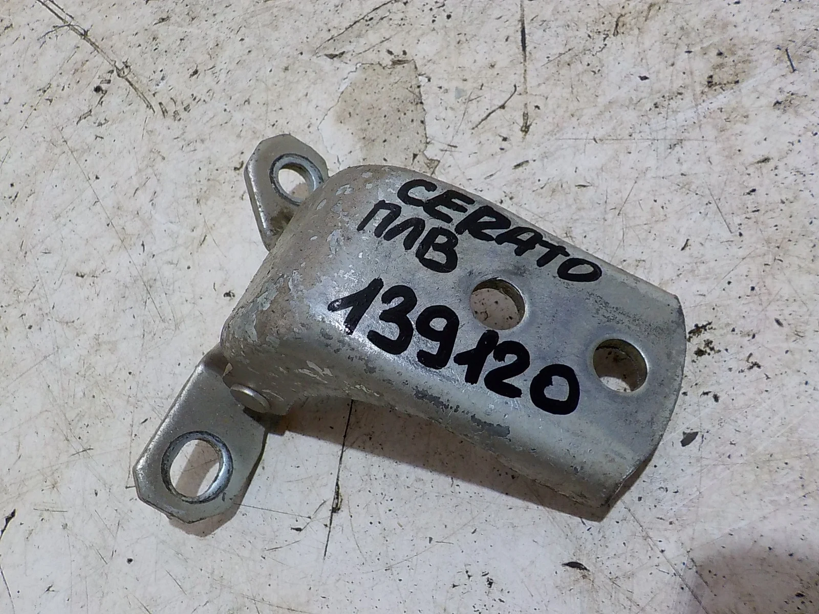 Петля двери Kia Cerato I (2003—2007) Перед Лево Верх