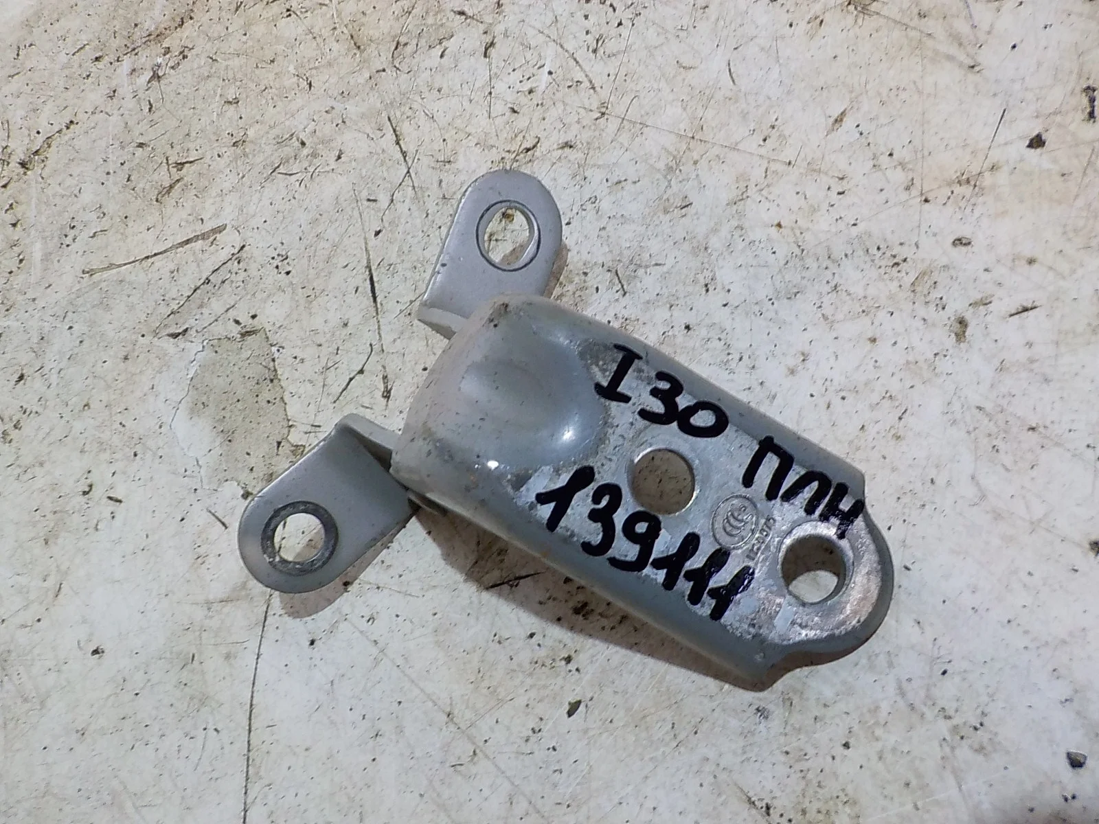 Петля двери Hyundai Solaris II (2017—2020) Перед Лево Низ