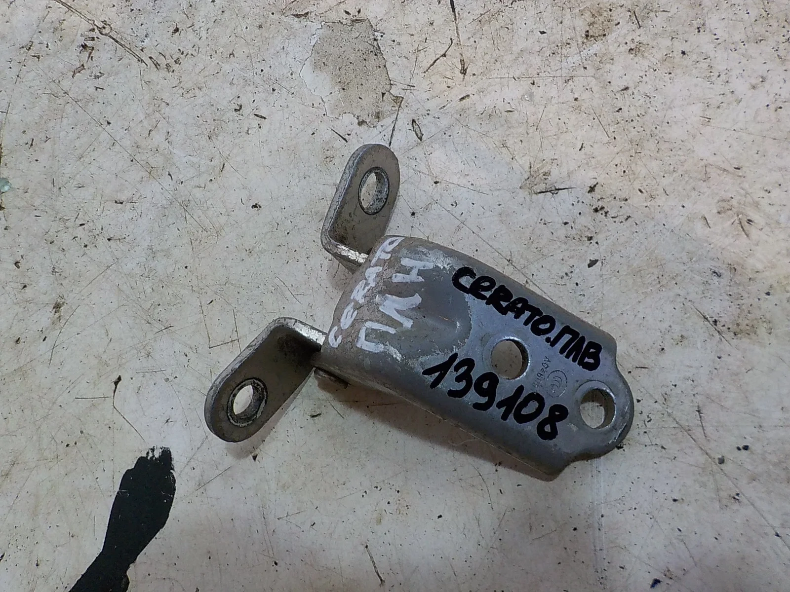 Петля двери Kia Cerato I (2003—2007) Перед Лево Верх