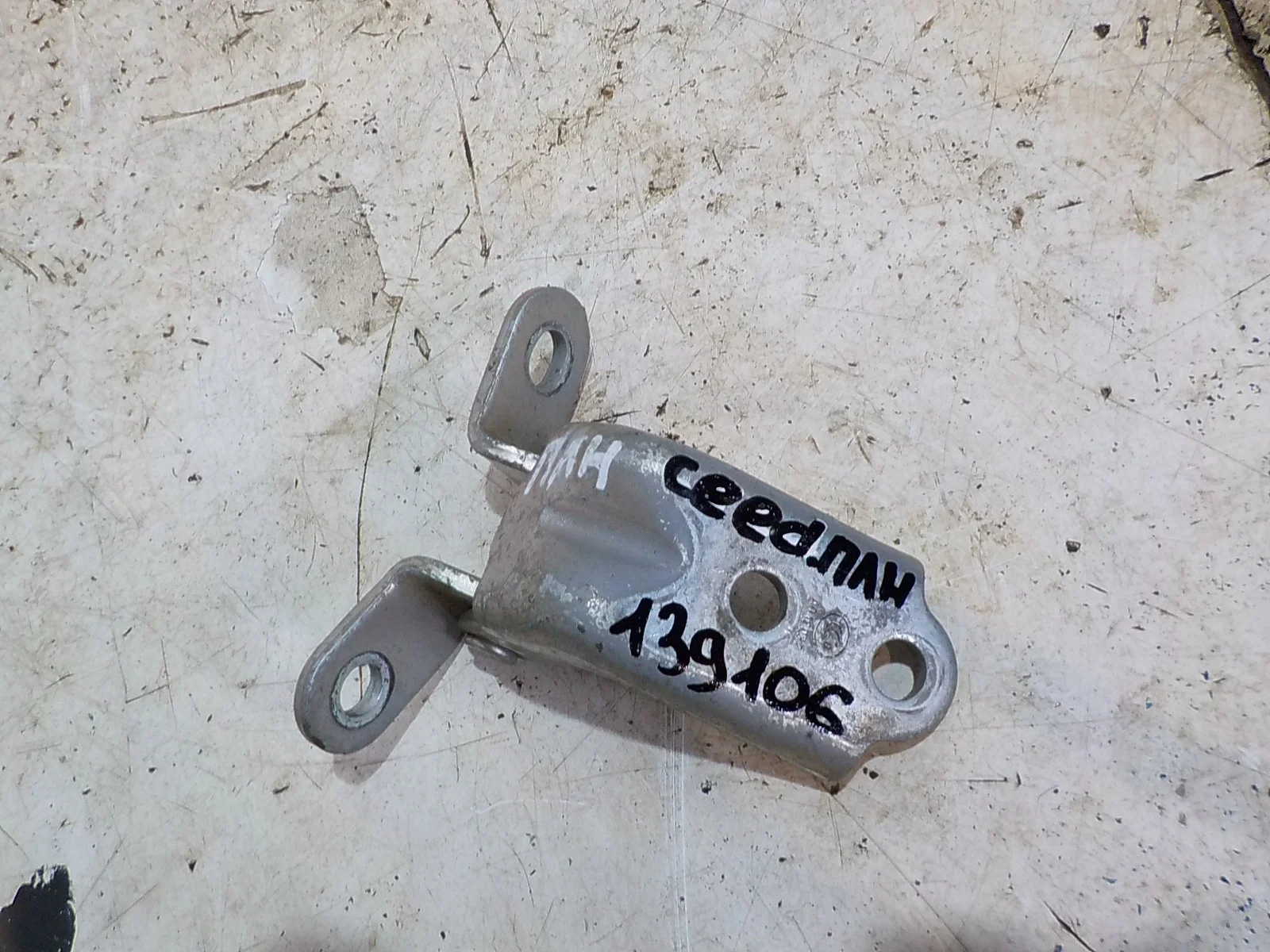 Петля двери Hyundai Solaris II (2017—2020) Перед Лево Низ