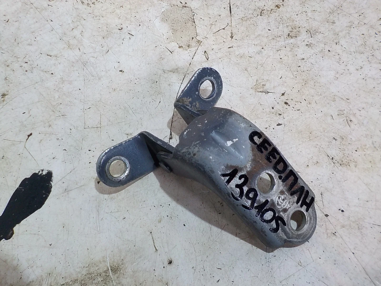 Петля двери Hyundai Solaris II (2017—2020) Перед Лево Низ