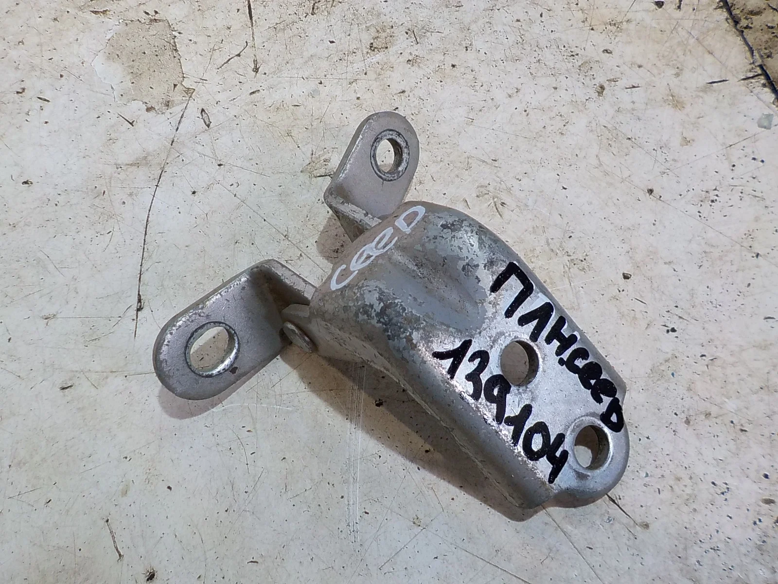 Петля двери Hyundai Solaris II (2017—2020) Перед Лево Низ